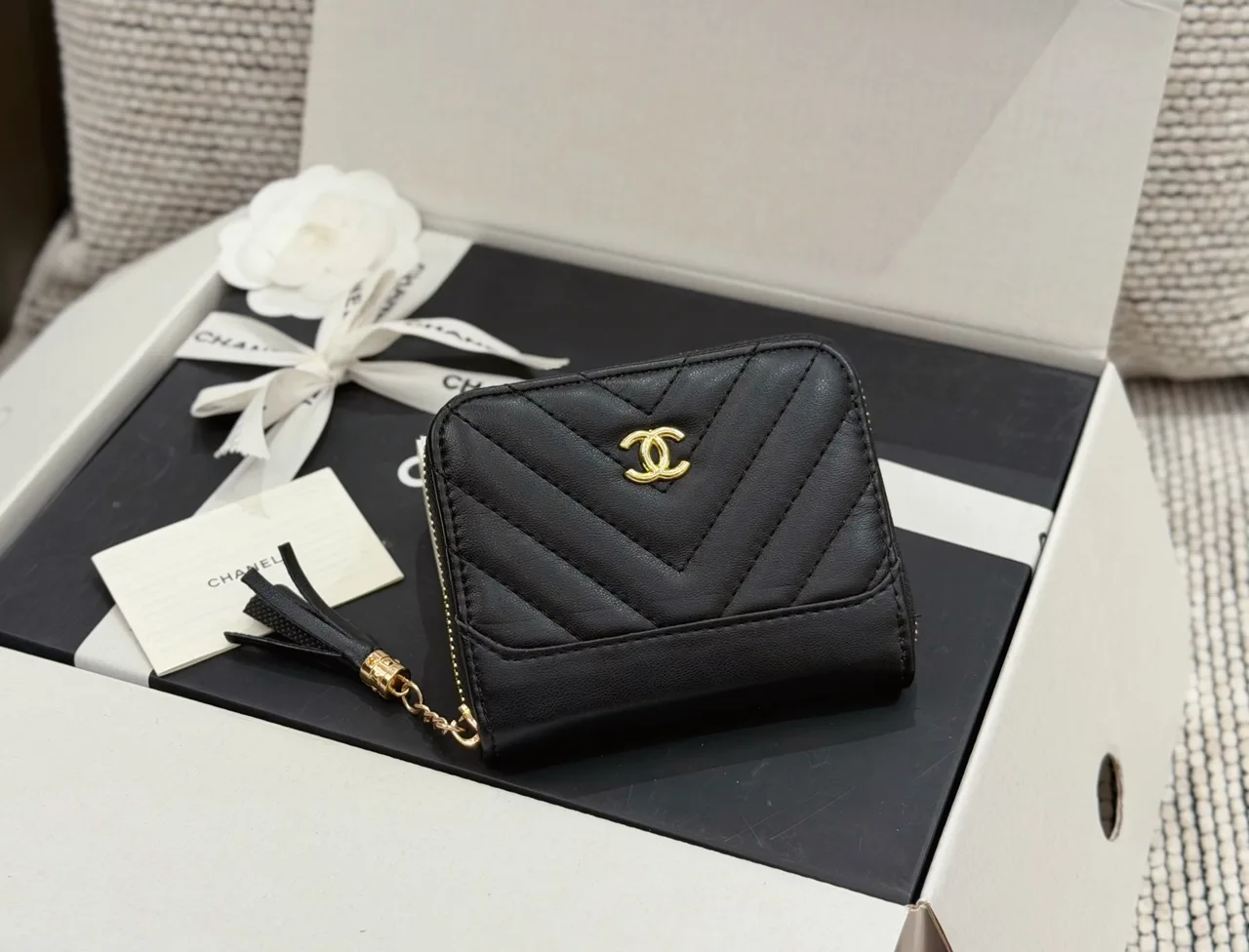 Chanel Wallet in Black & White · view 7