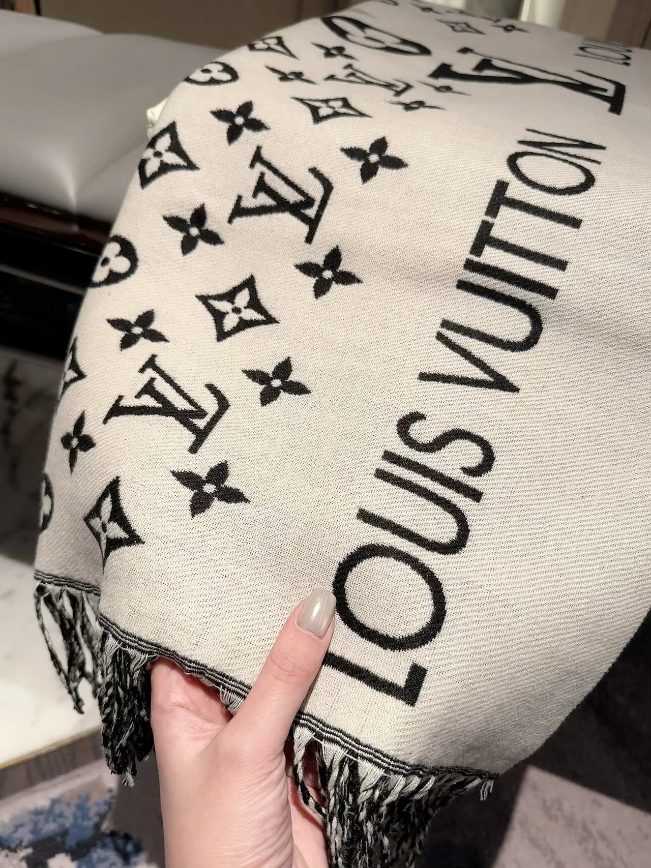 Louis Vuitton Reversible monogram fringed scarf in Pink & White · view 8