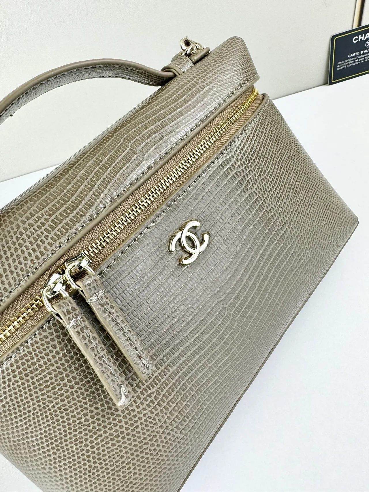 Chanel Cowhide Smooth Crossbody Bag in Green · view 6