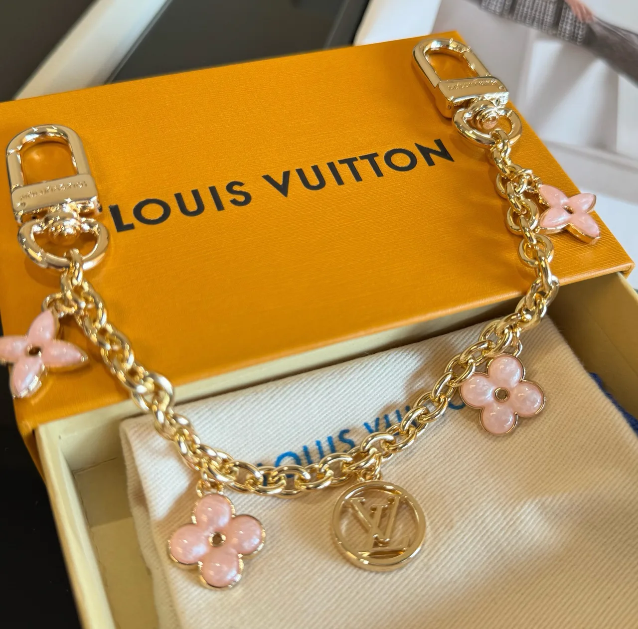 Louis Vuitton Glossy Flower Chain Bag Charm in Gold · view 7
