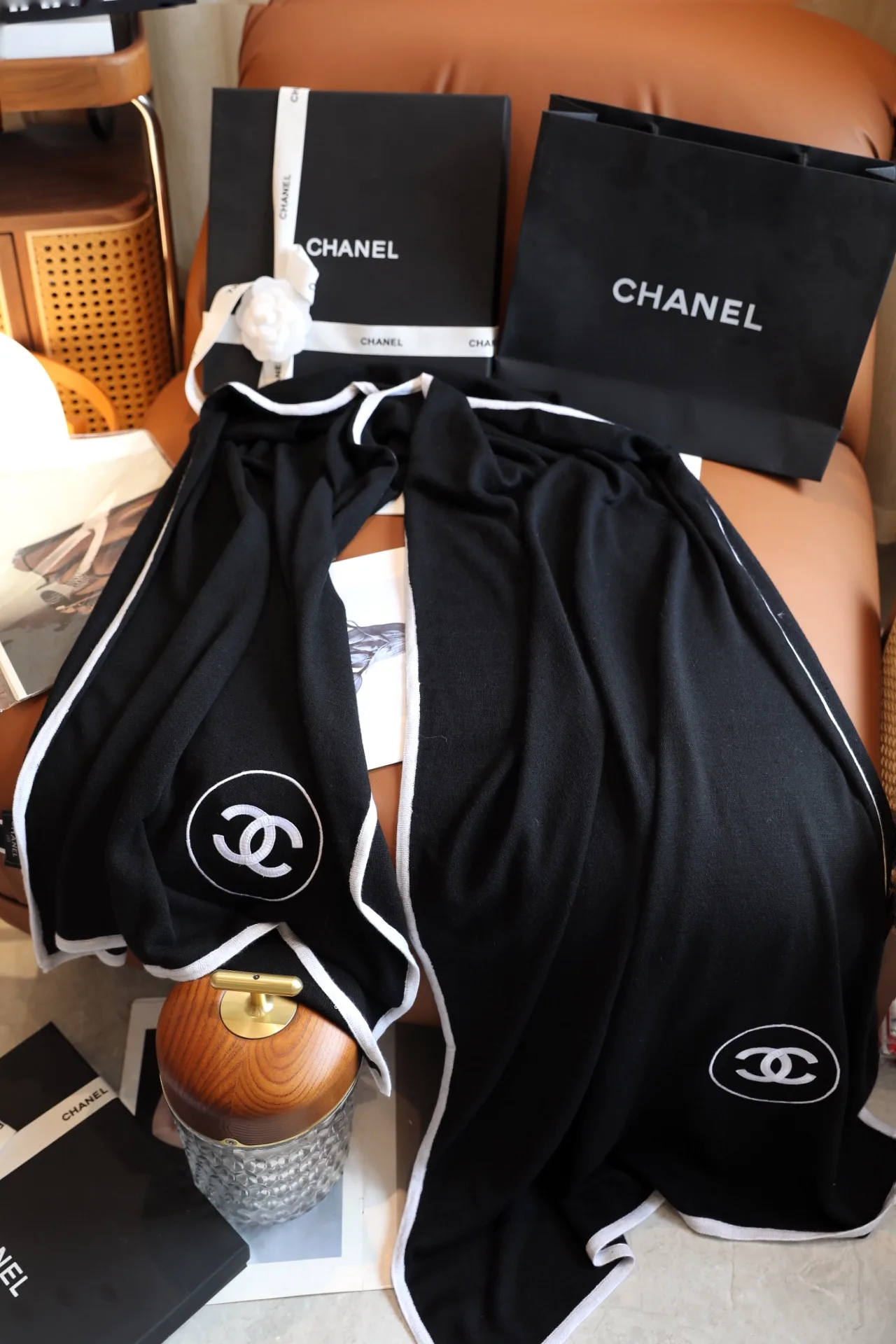 Chanel CC fringed knit scarf in Black & White · view 4