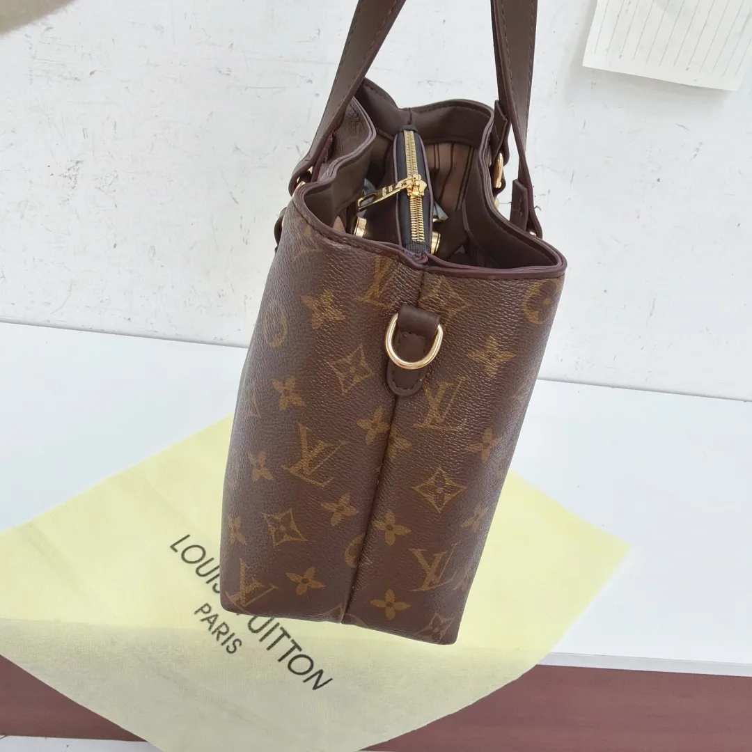 Louis Vuitton Monogram tote in Brown · view 5