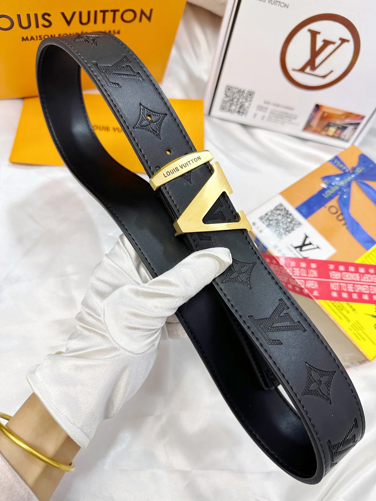Louis Vuitton LV monogram buckle belt in Black · view 7