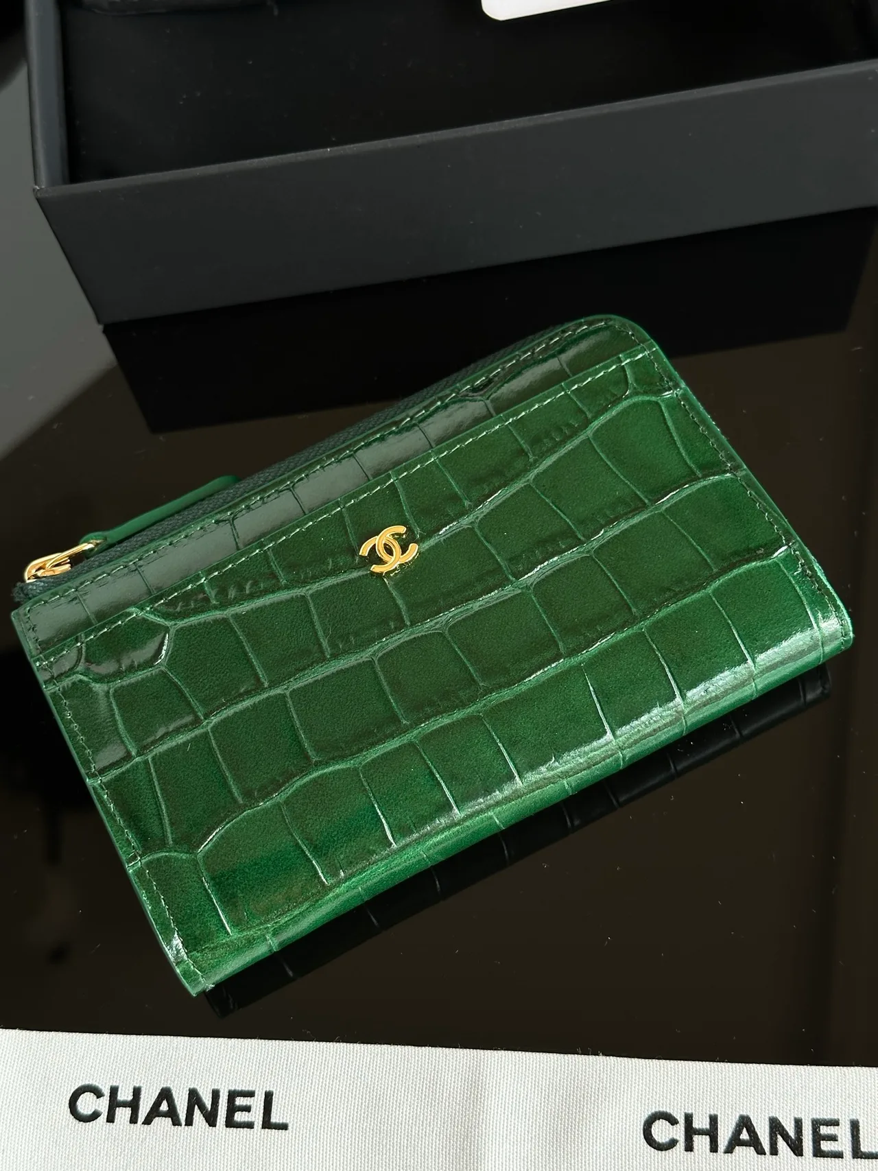 Chanel Glossy Wallet in Green · view 2