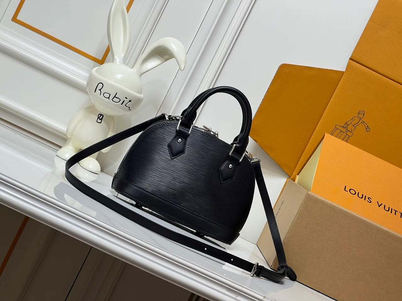 Louis Vuitton Leather Handbag in Black · view 4