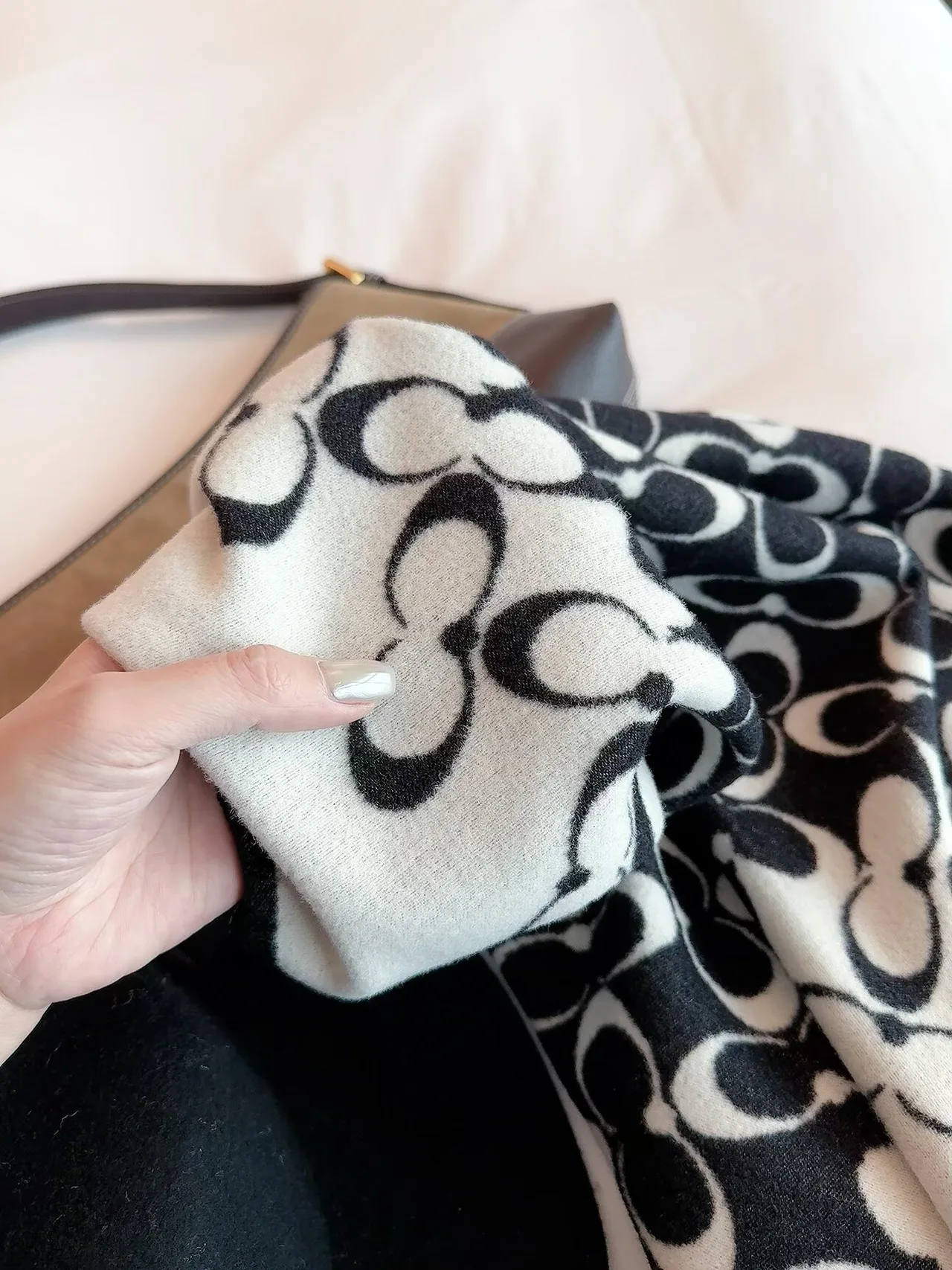 Coach Reversible C-pattern fringed scarf in Pink & Black · view 8