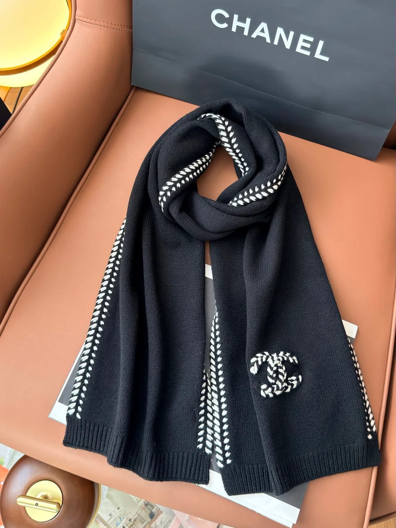 Chanel CC fringed knit scarf in Black / White · view 3