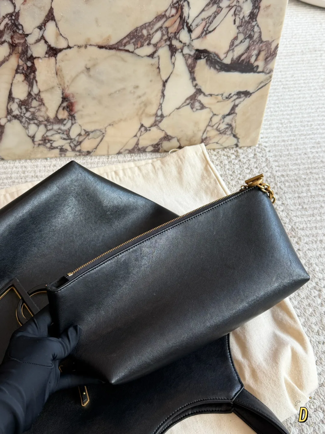 Saint Laurent Leather Glossy Le 5 a 7 tote with pictured pouch in Black · view 7