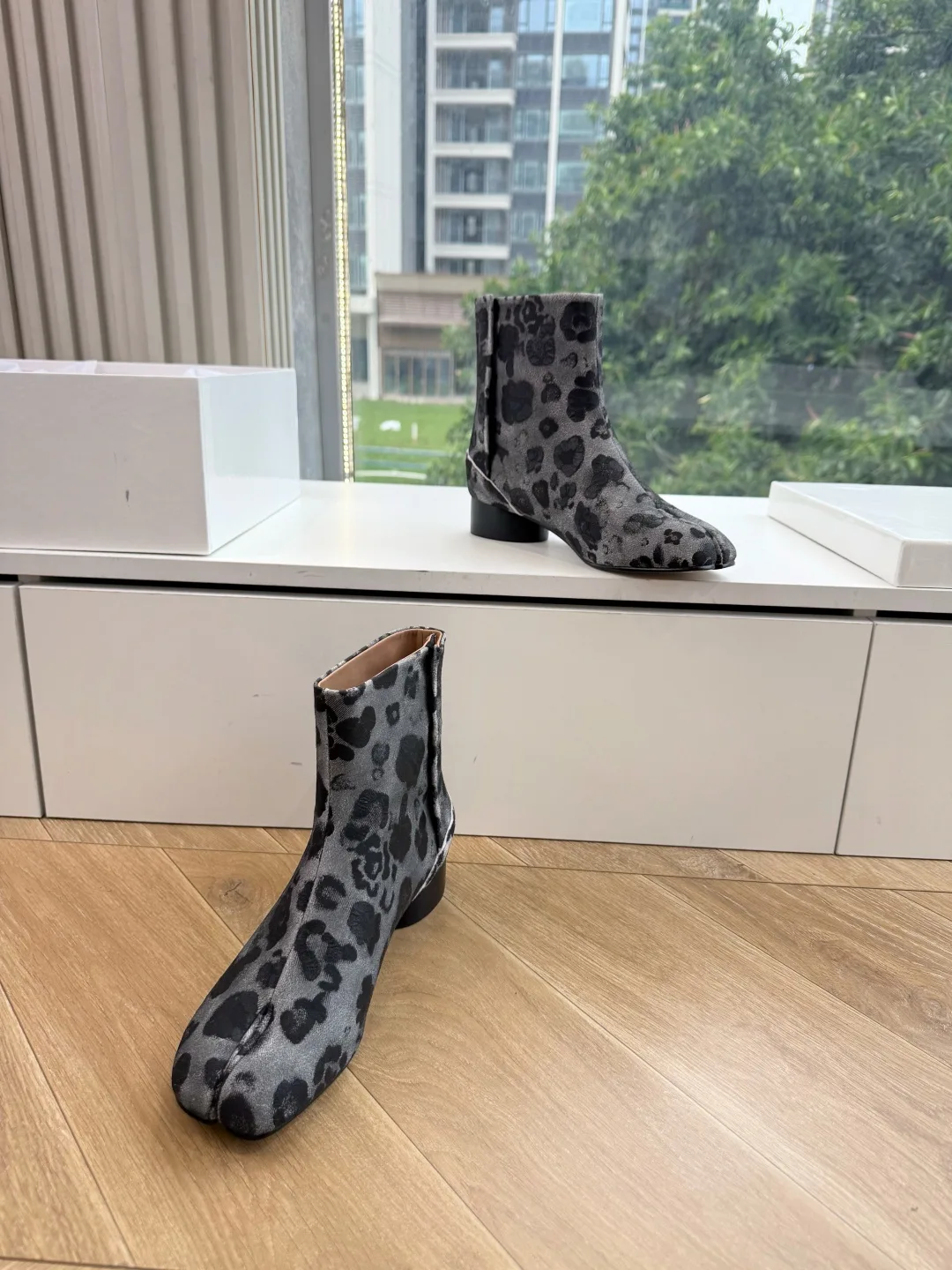 Maison Margiela Cowhide Glossy Pointed-Toe Chelsea Boots in Grey · view 4