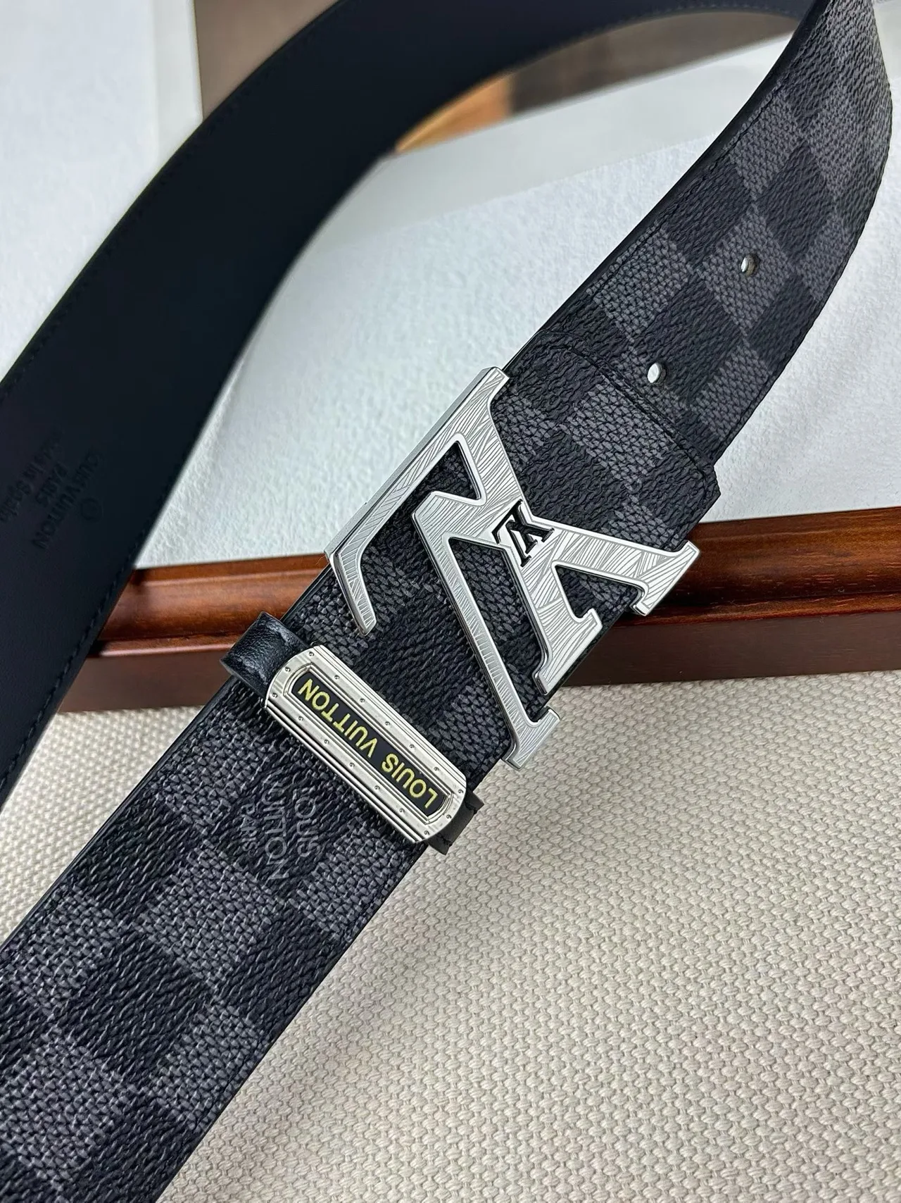 Louis Vuitton Damier LV buckle belt in Grey · view 8