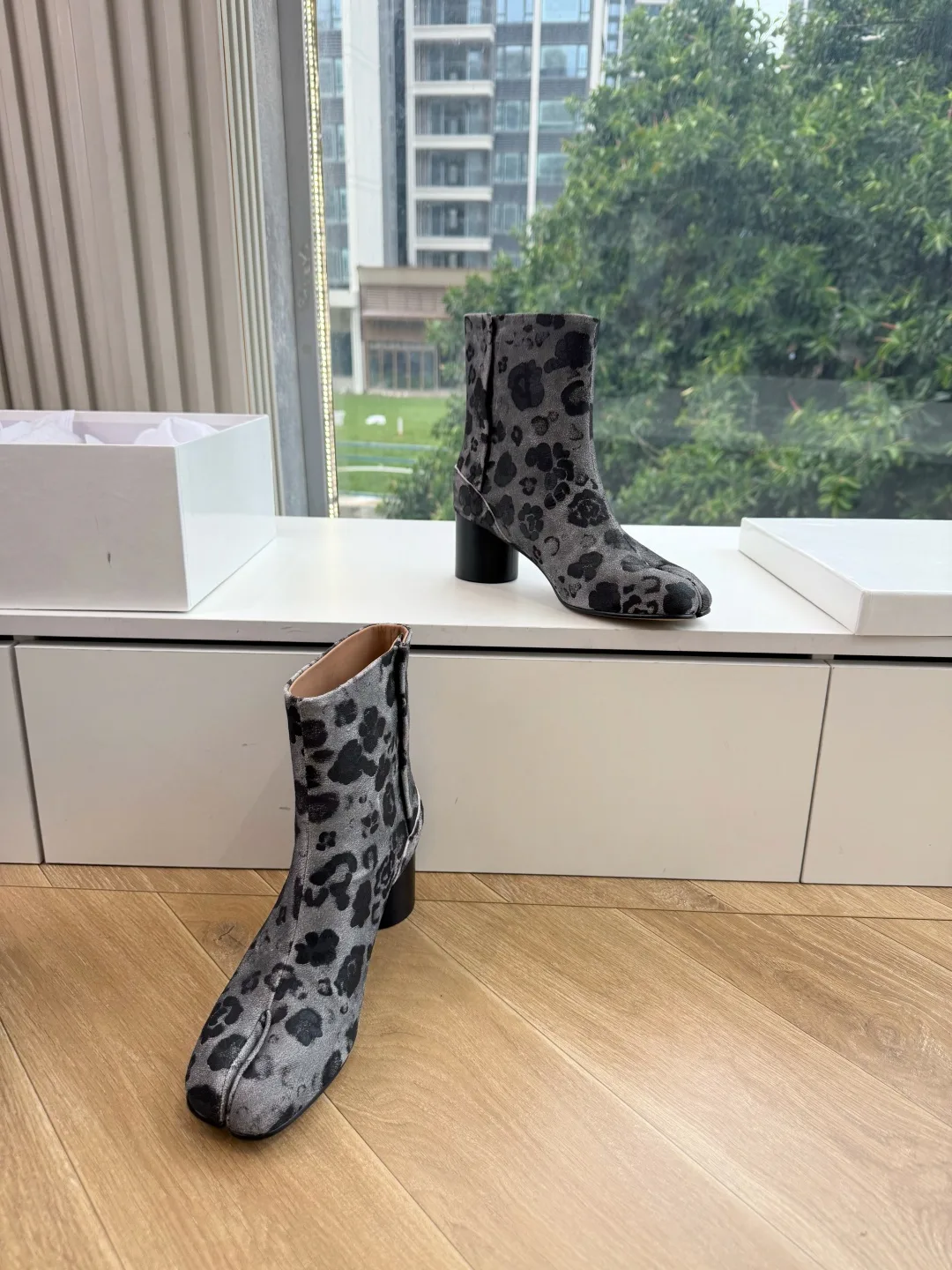 Maison Margiela Cowhide Matte Tabi Ankle Boots in Grey · view 4