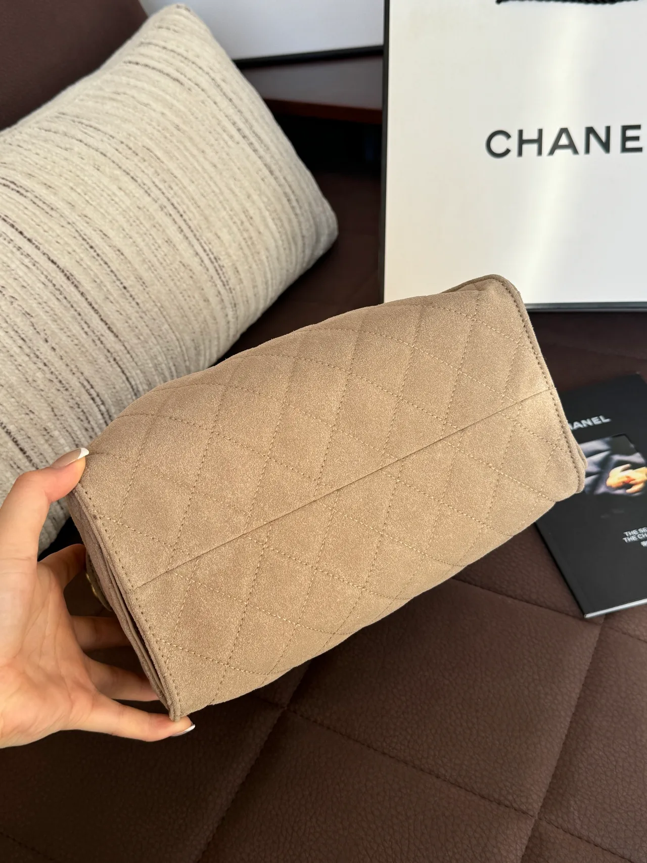 Chanel Quilted chain bucket bag in Brown & Beige · view 5