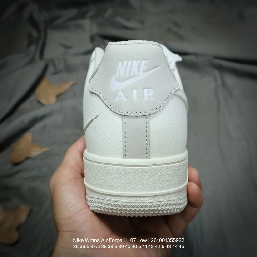 Nike Low-Top Sneakers in White · view 5