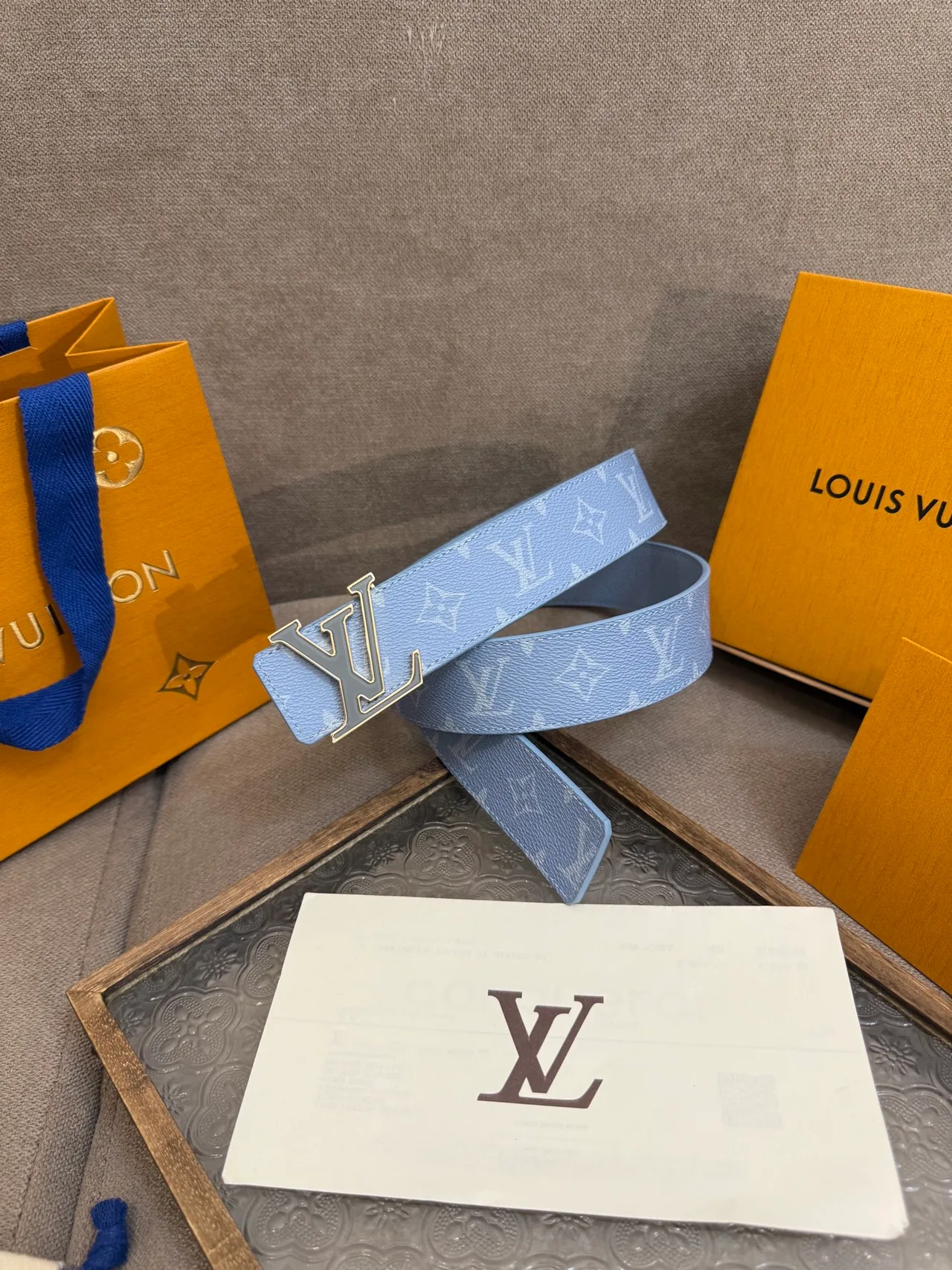 Louis Vuitton Leather Glossy Reversible monogram buckle belt in Blue · view 2
