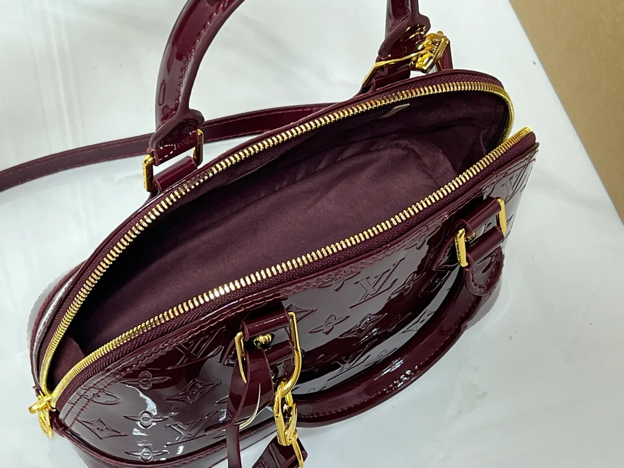 Louis Vuitton Leather Glossy Handbag in Burgundy · view 7