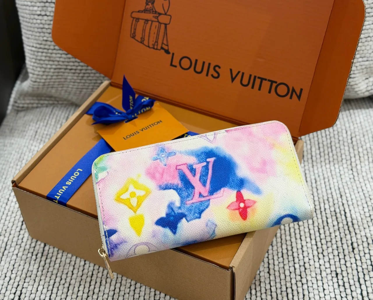 Louis Vuitton Monogram zip wallet in Cream & Pink & White · view 8