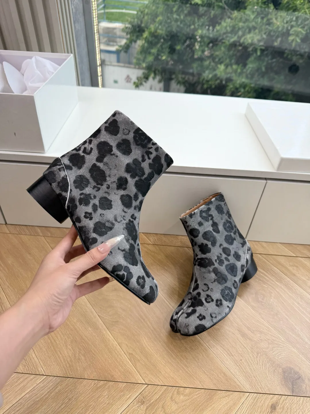 Maison Margiela Cowhide Glossy Pointed-Toe Chelsea Boots in Grey · view 6