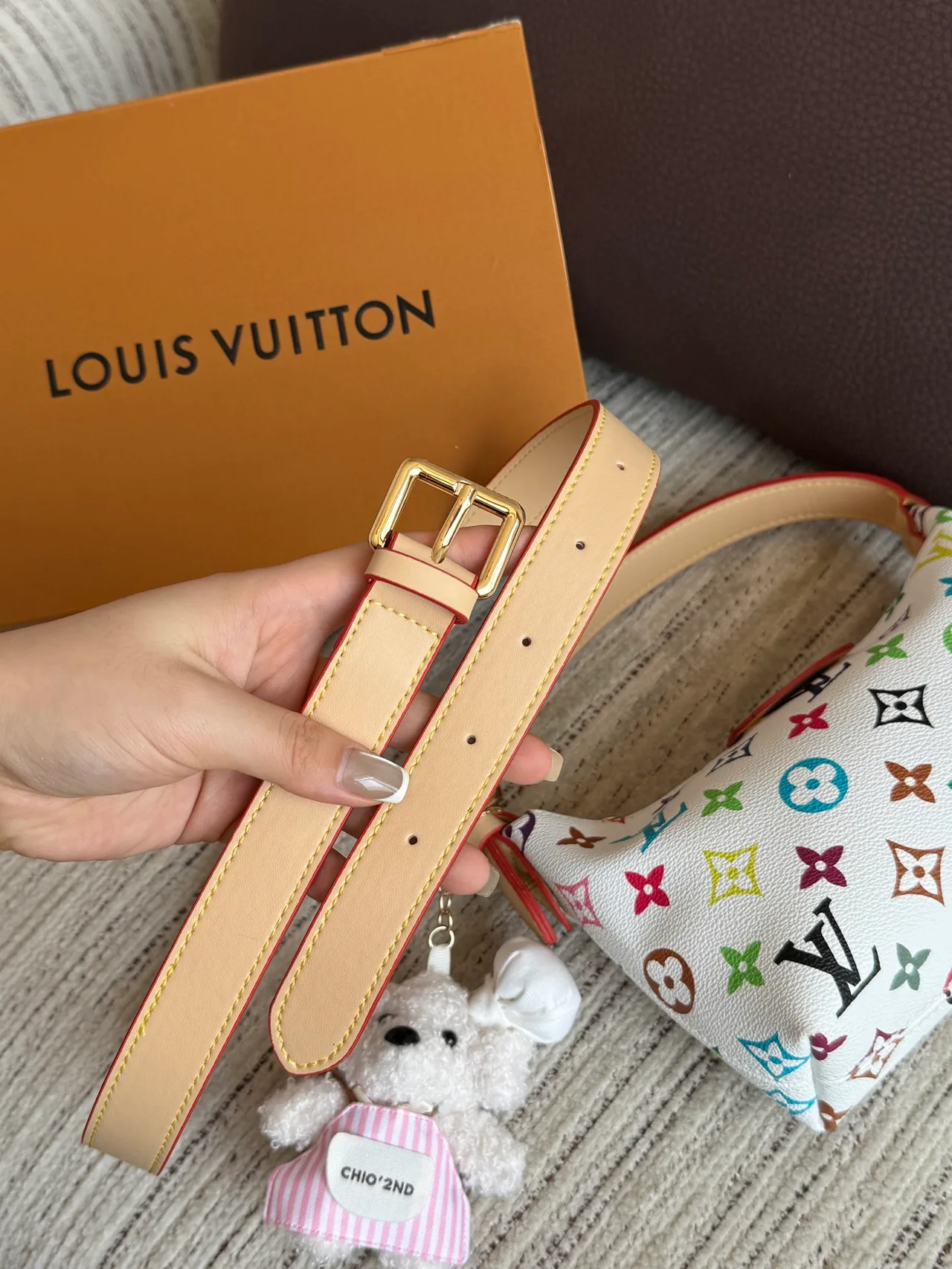Louis Vuitton Shoulder Bag in White · view 7