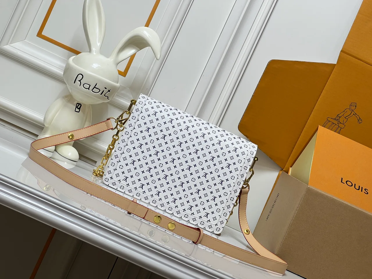 Louis Vuitton Cowhide Canvas Dauphine Soft flap shoulder bag in White · view 4