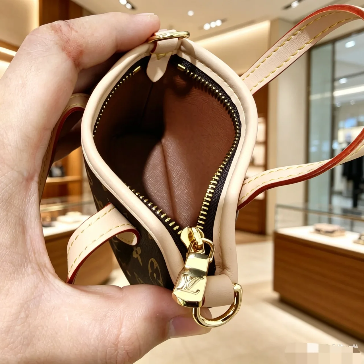 Louis Vuitton Monogram Mini Tote in Brown & White · view 7