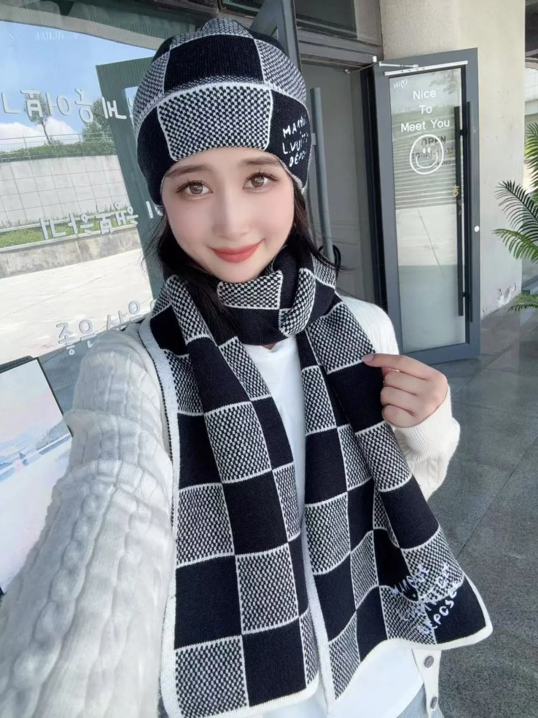 Louis Vuitton Wool Cashmere Checkerboard hat and scarf set in Black · view 2