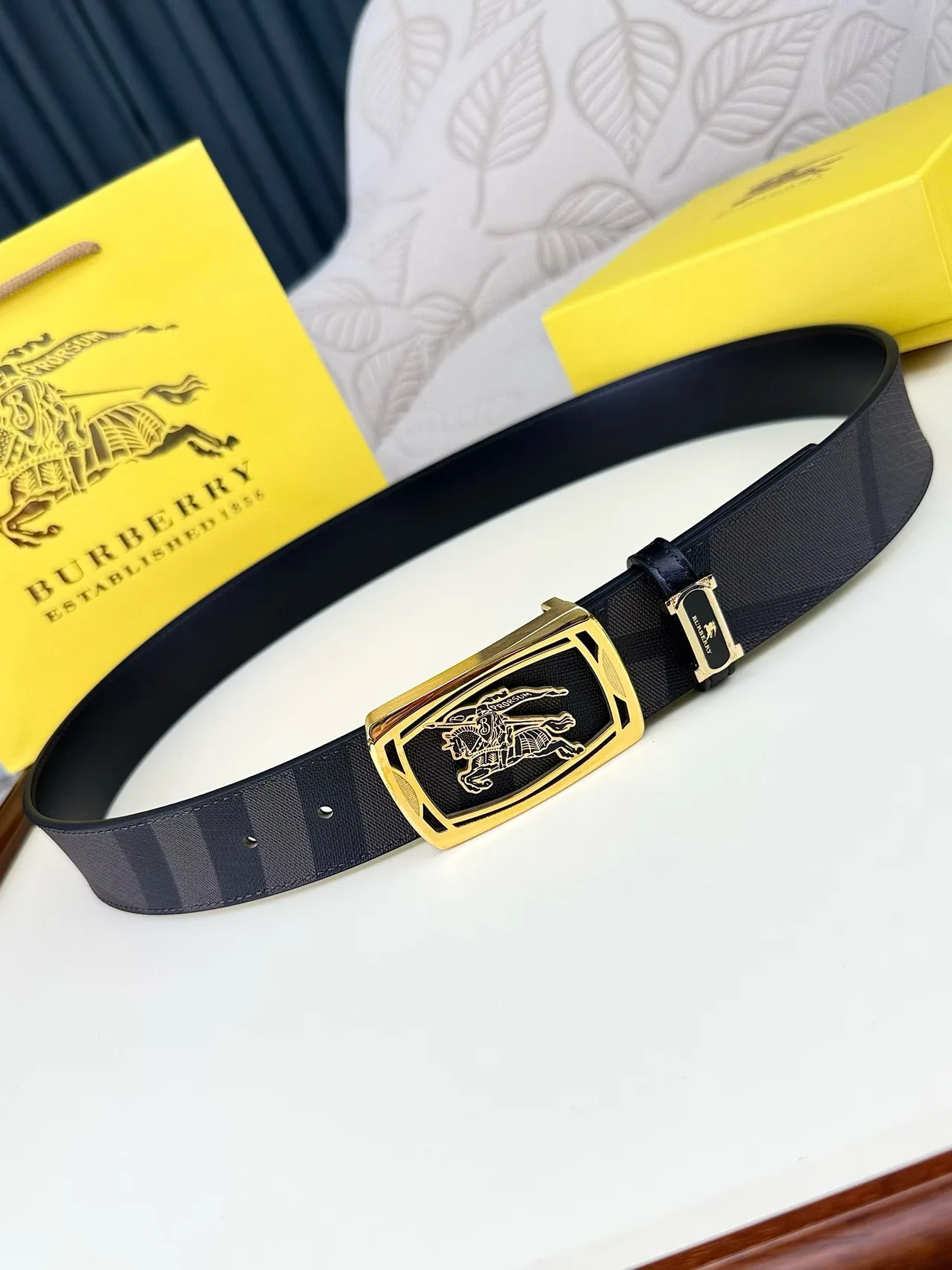Burberry Rectangular buckle belt in Black · view 1