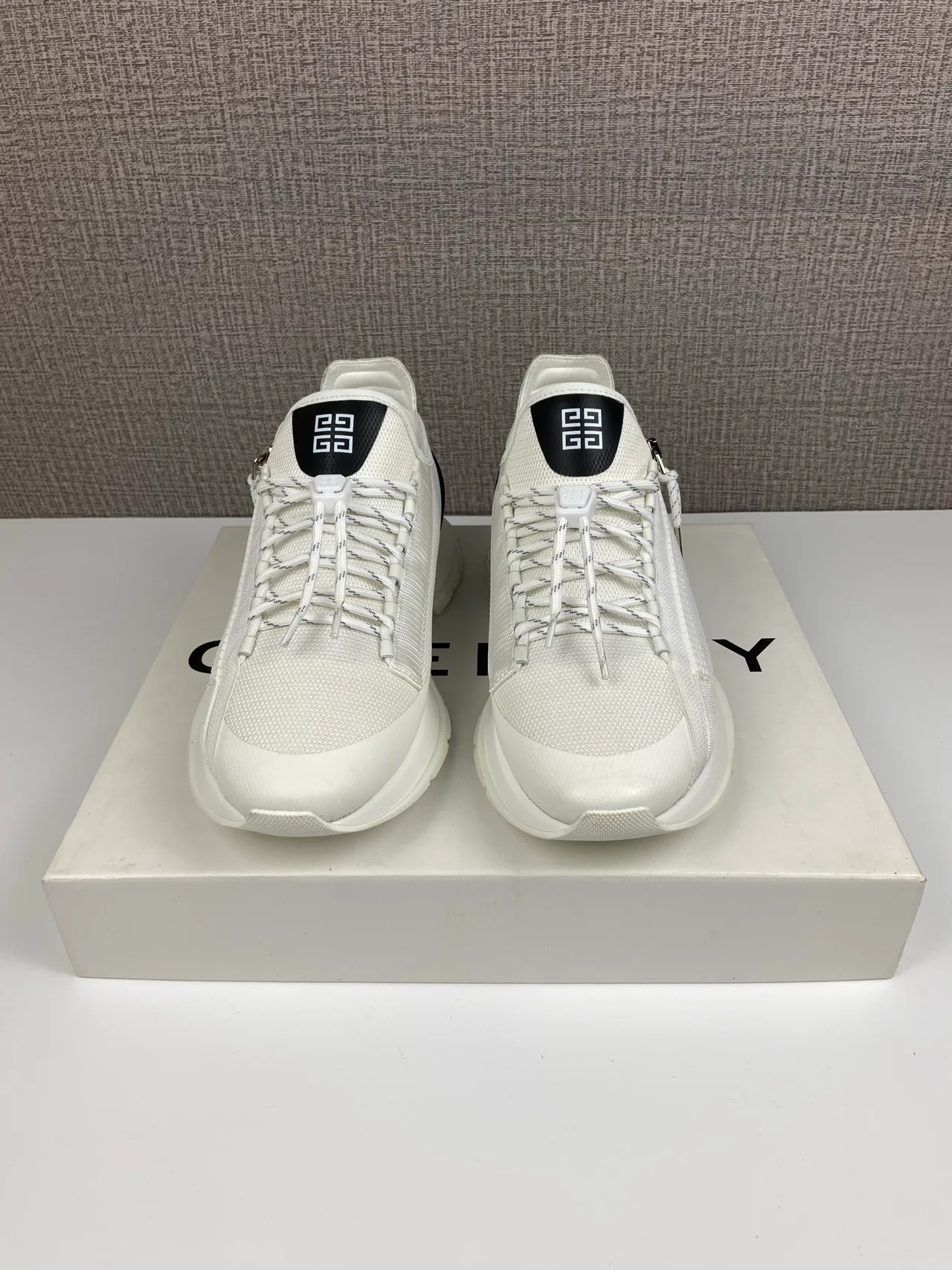 Givenchy Sneakers in White · view 2
