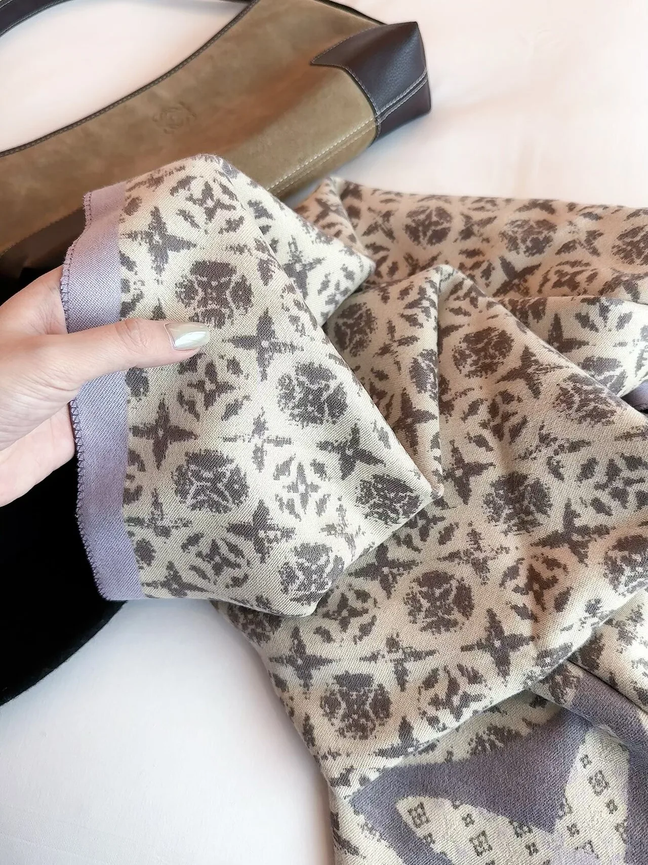 Louis Vuitton Large monogram fringed scarf in Beige & Black · view 7