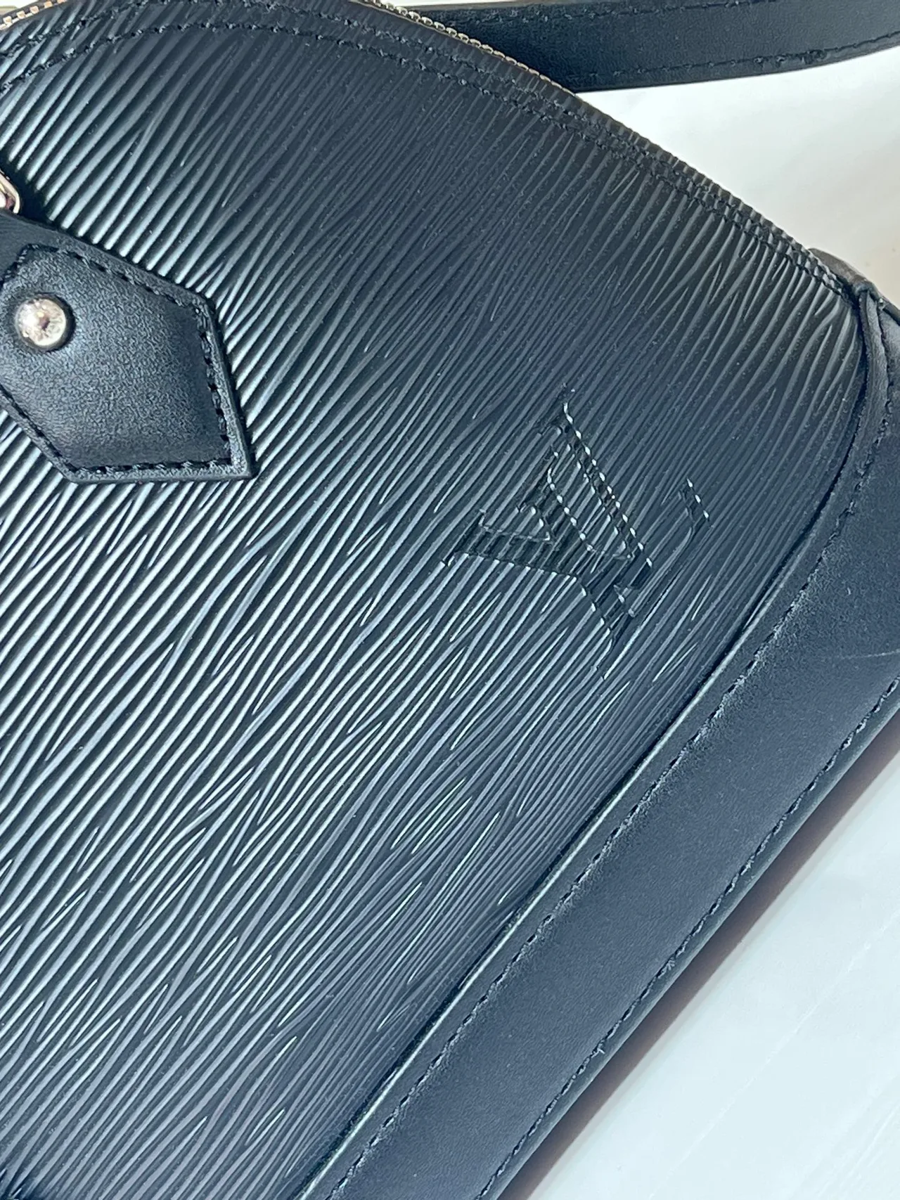 Louis Vuitton Leather Handbag in Black · view 7