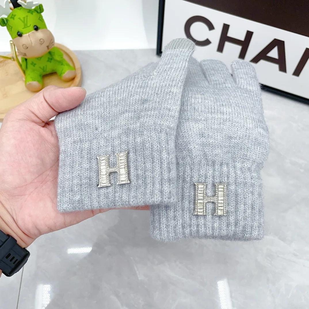 Hermes Wool Ribbed Hat Scarf and Gloves Set in Grey · view 6