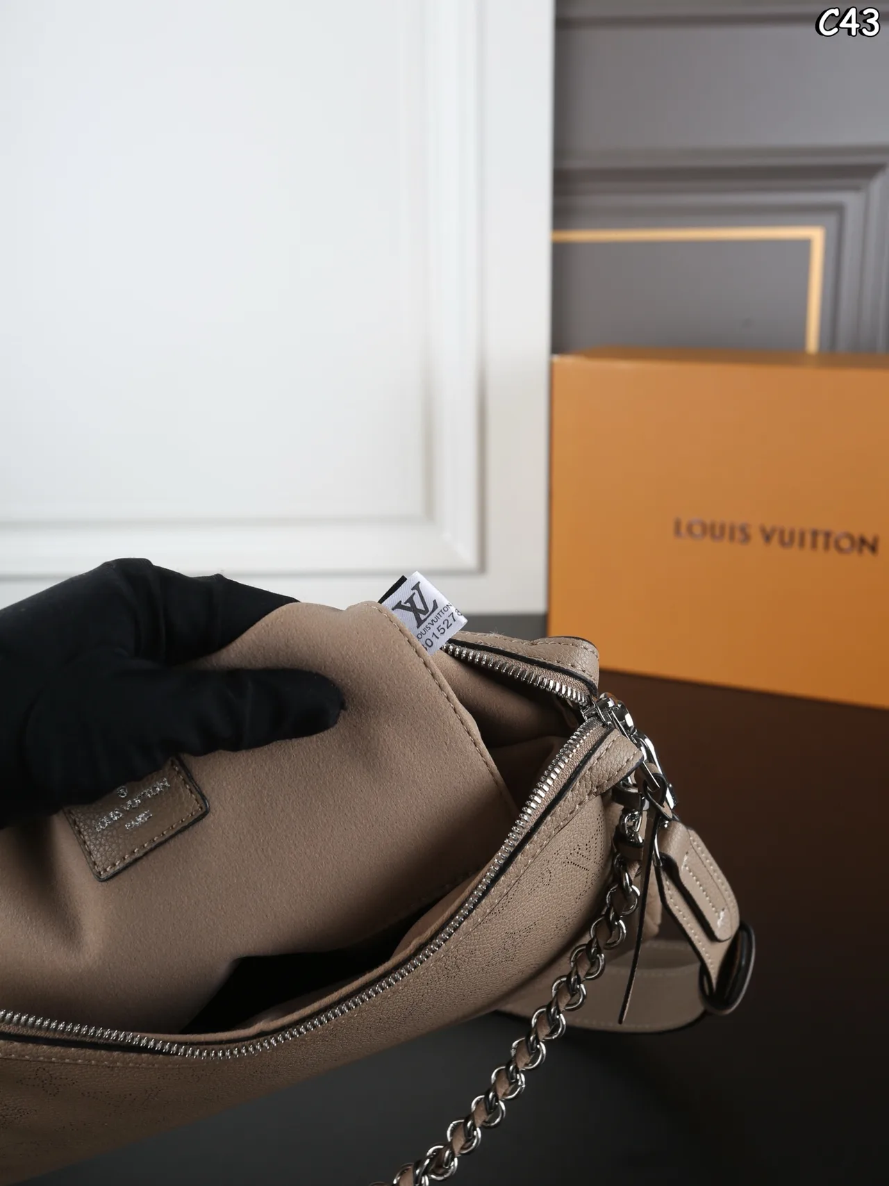Louis Vuitton Shoulder Bag in Grey · view 9