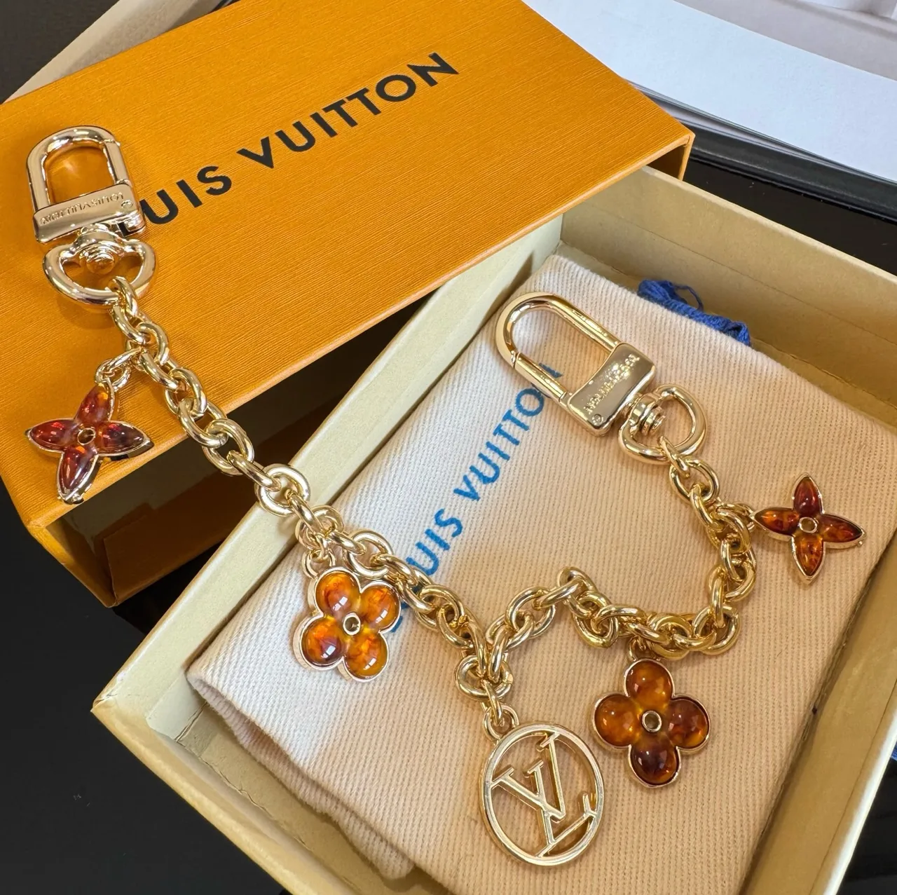 Louis Vuitton Glossy Flower Chain Bag Charm in Gold · view 7