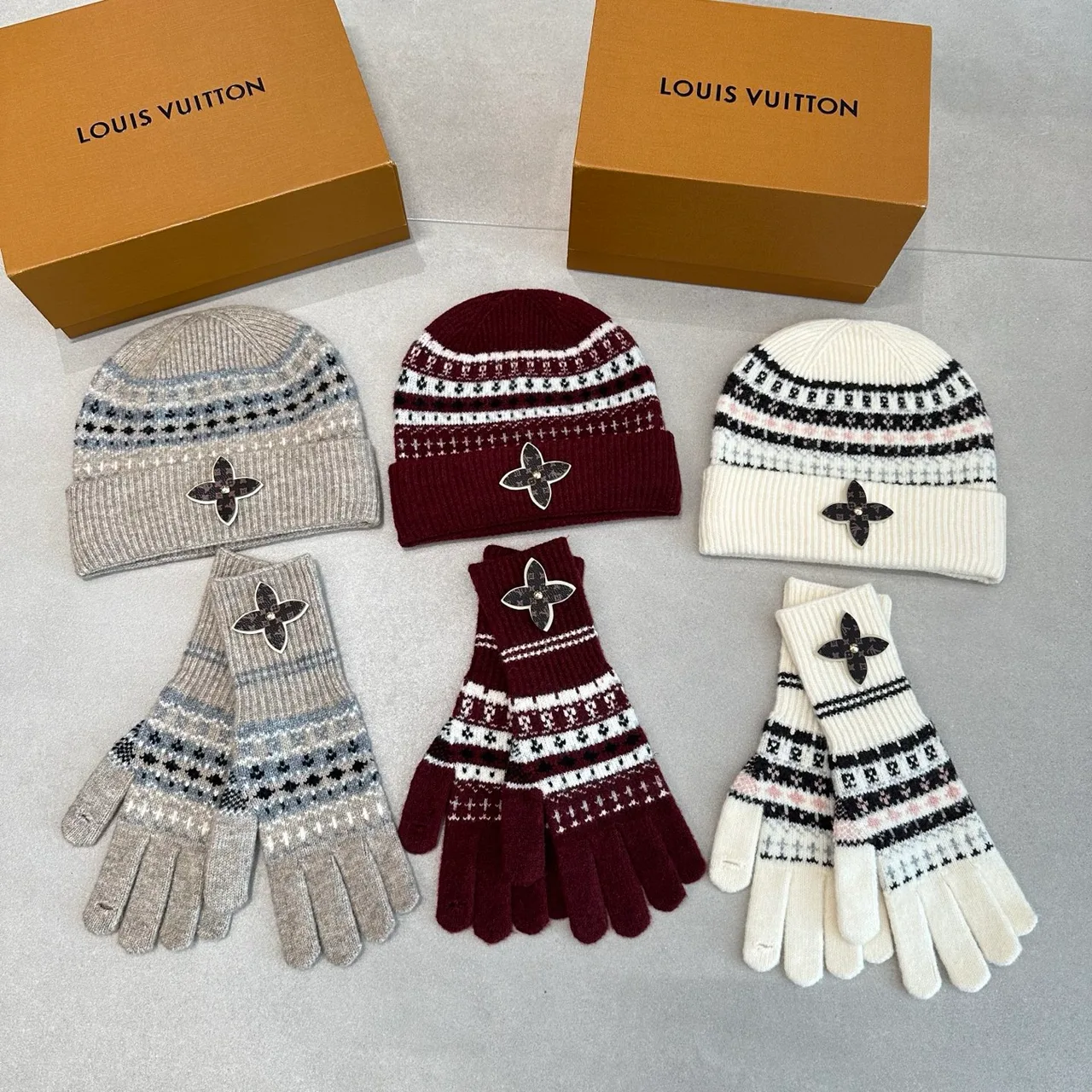 Louis Vuitton Hat scarf and gloves knit set in Grey & Burgundy & Cream · view 5