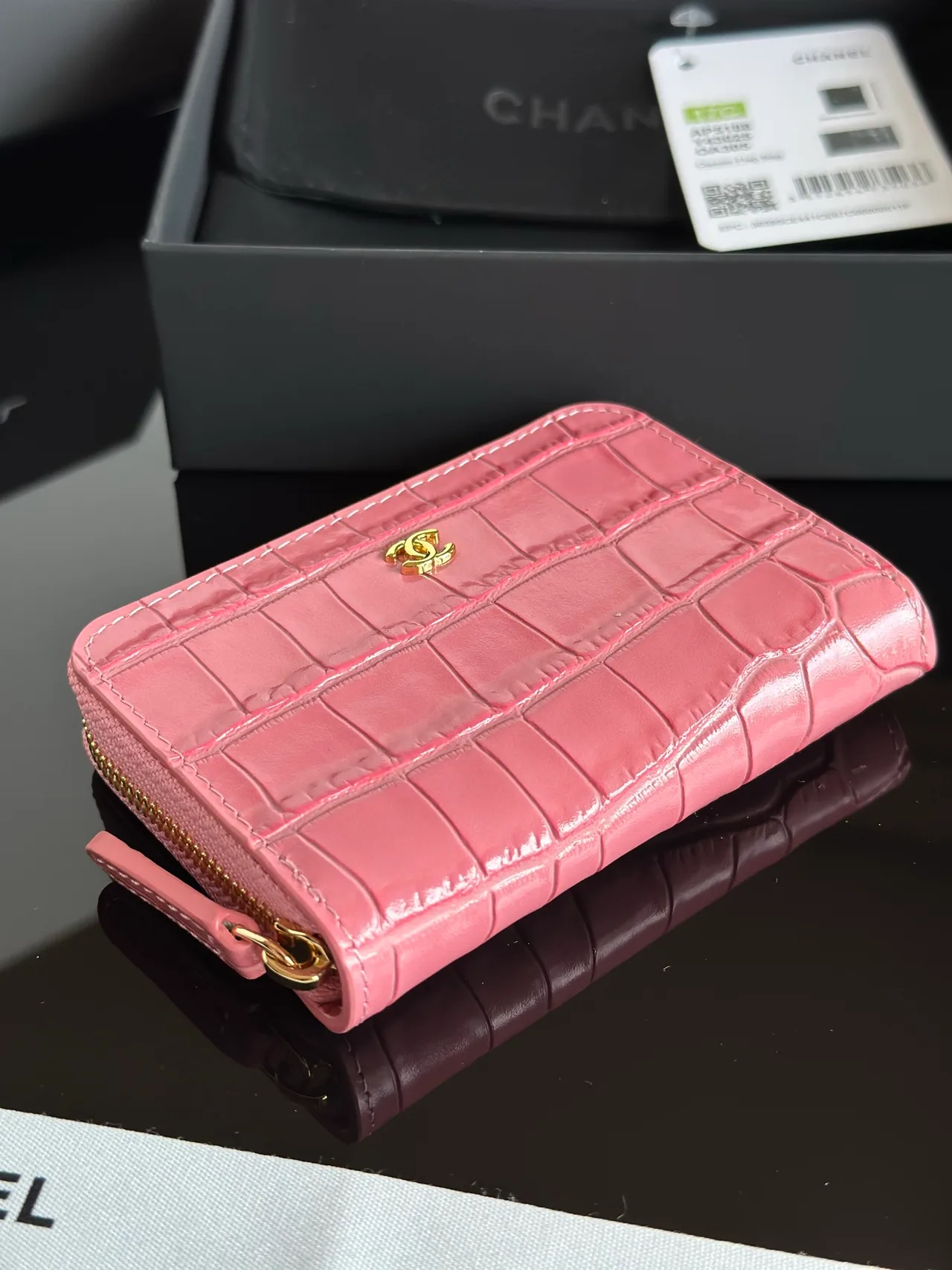 Chanel Glossy Wallet in Pink · view 1
