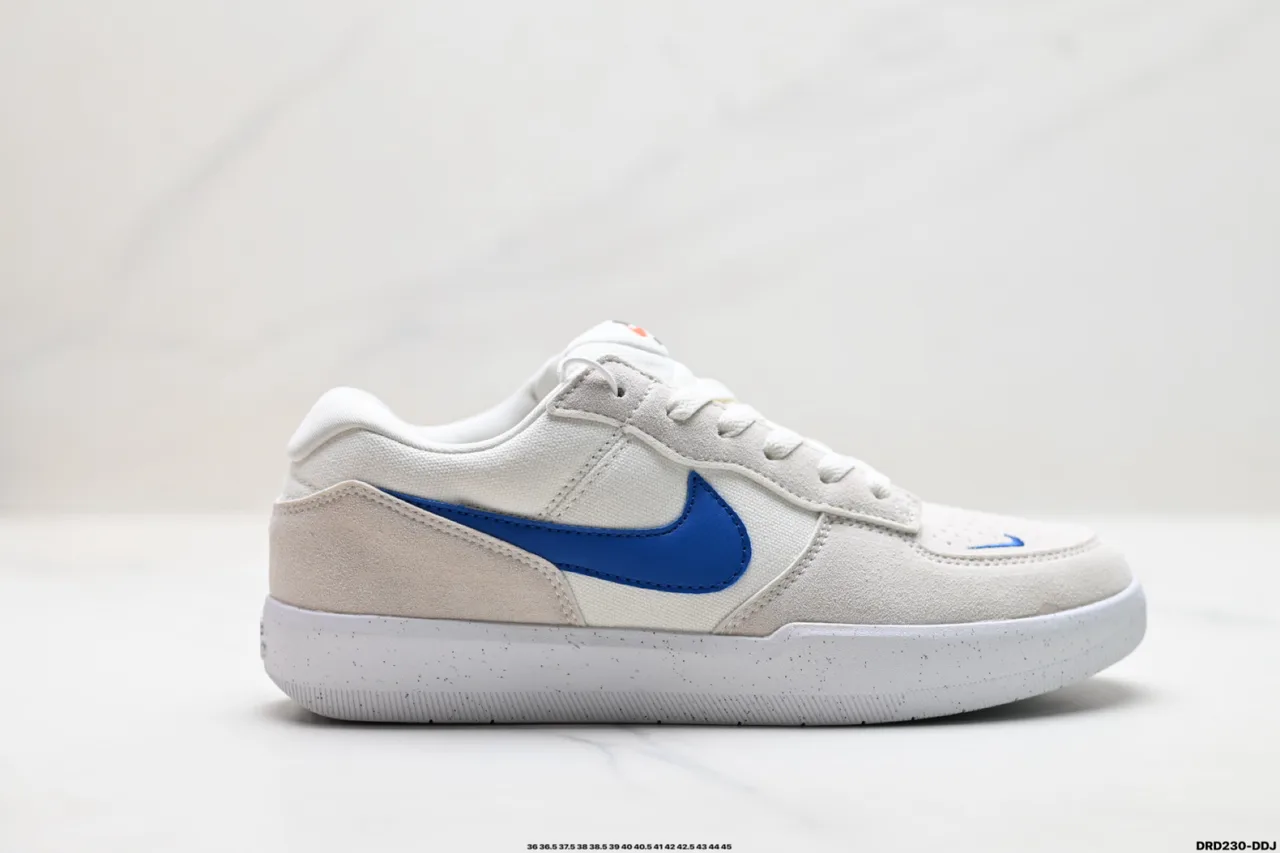 Nike Sneakers in White · view 2