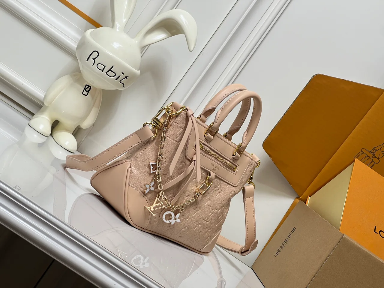 Louis Vuitton Leather Tote in Pink · view 2