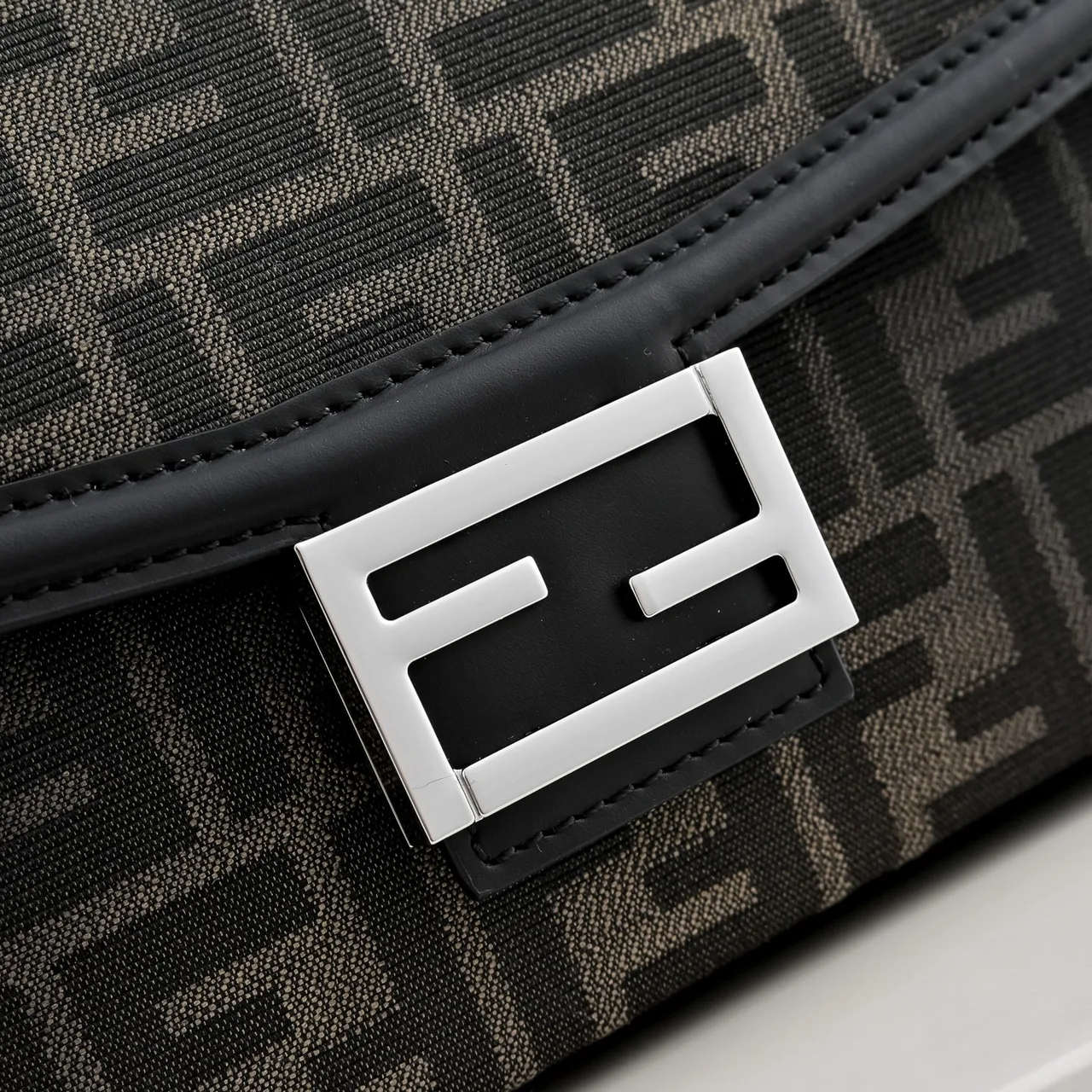 Fendi Clutch in Black · view 4