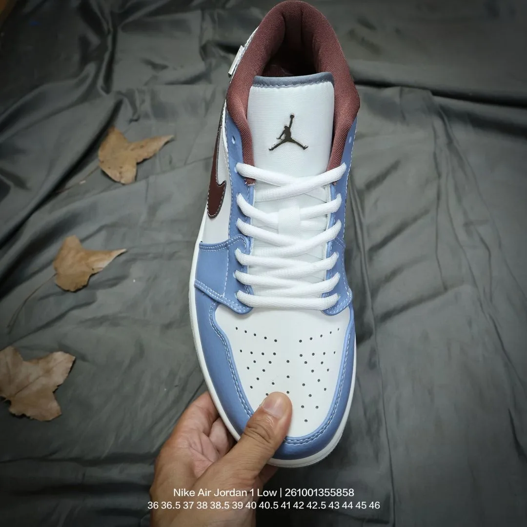 Nike Low-Top Sneakers in Blue · view 3