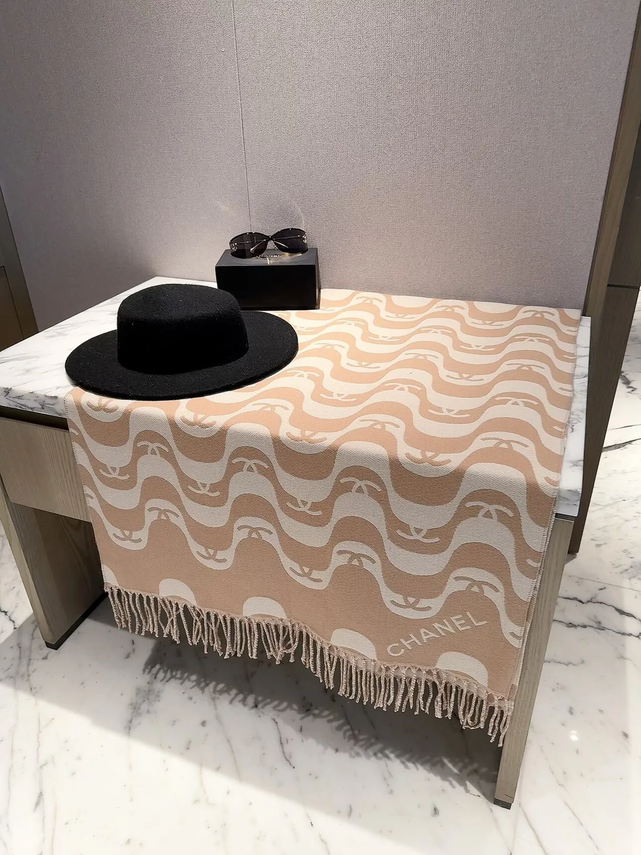 Chanel Wave CC fringed scarf in Beige & Burgundy · view 1