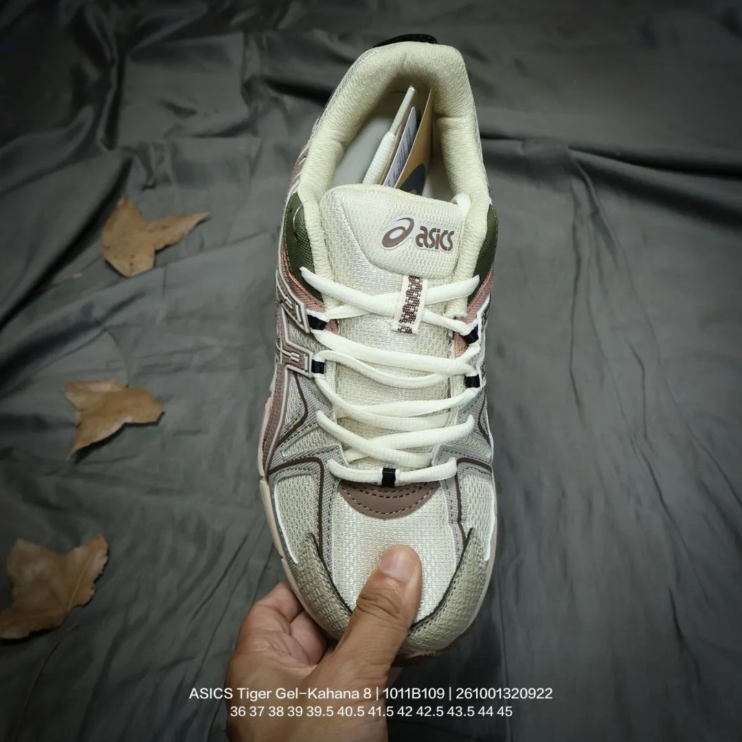 ASICS Sneakers in Beige · view 2