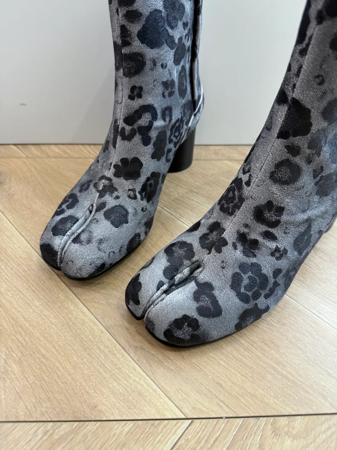 Maison Margiela Cowhide Matte Tabi Ankle Boots in Grey · view 7