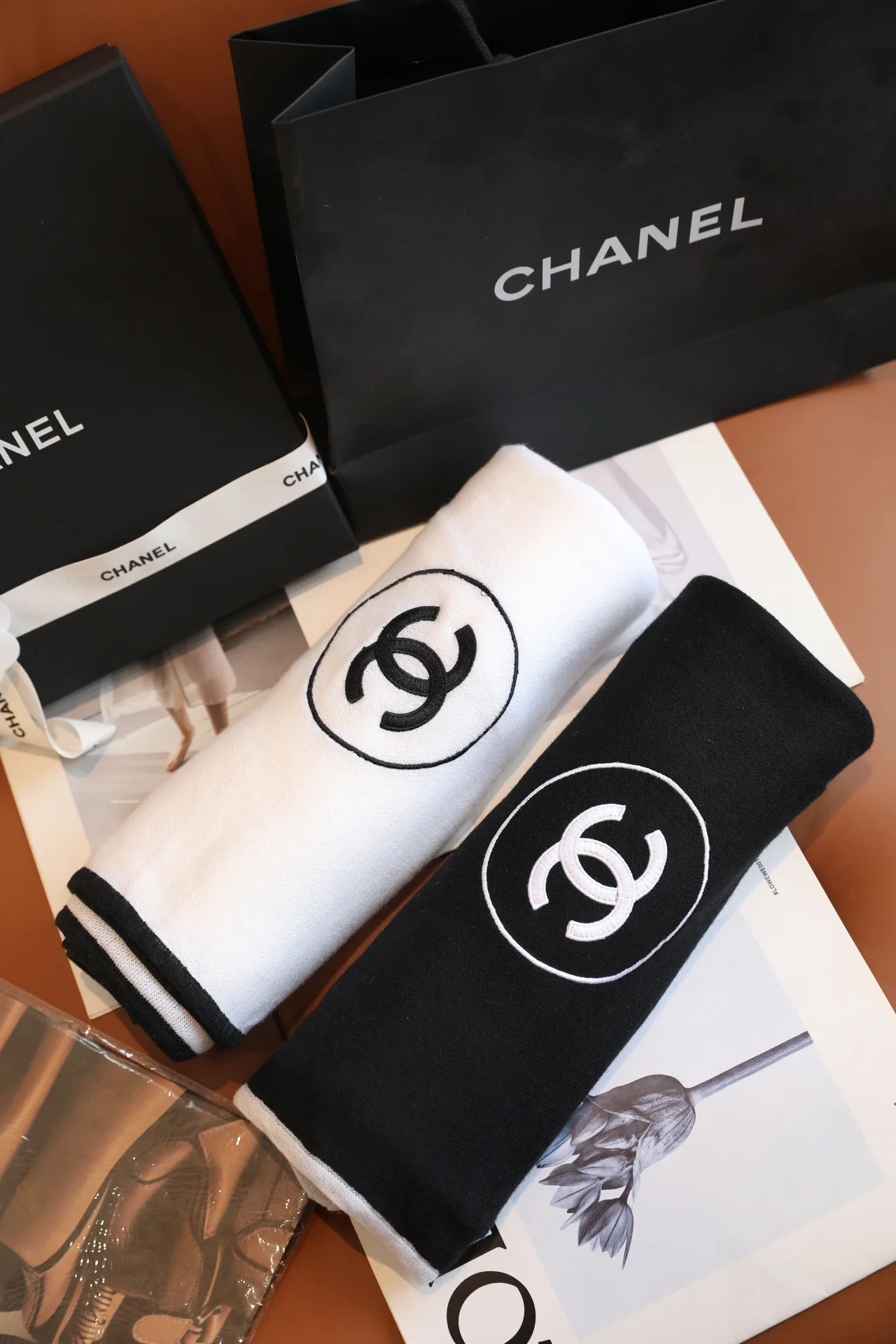 Chanel Circle CC fringed scarf in Black & White · view 1