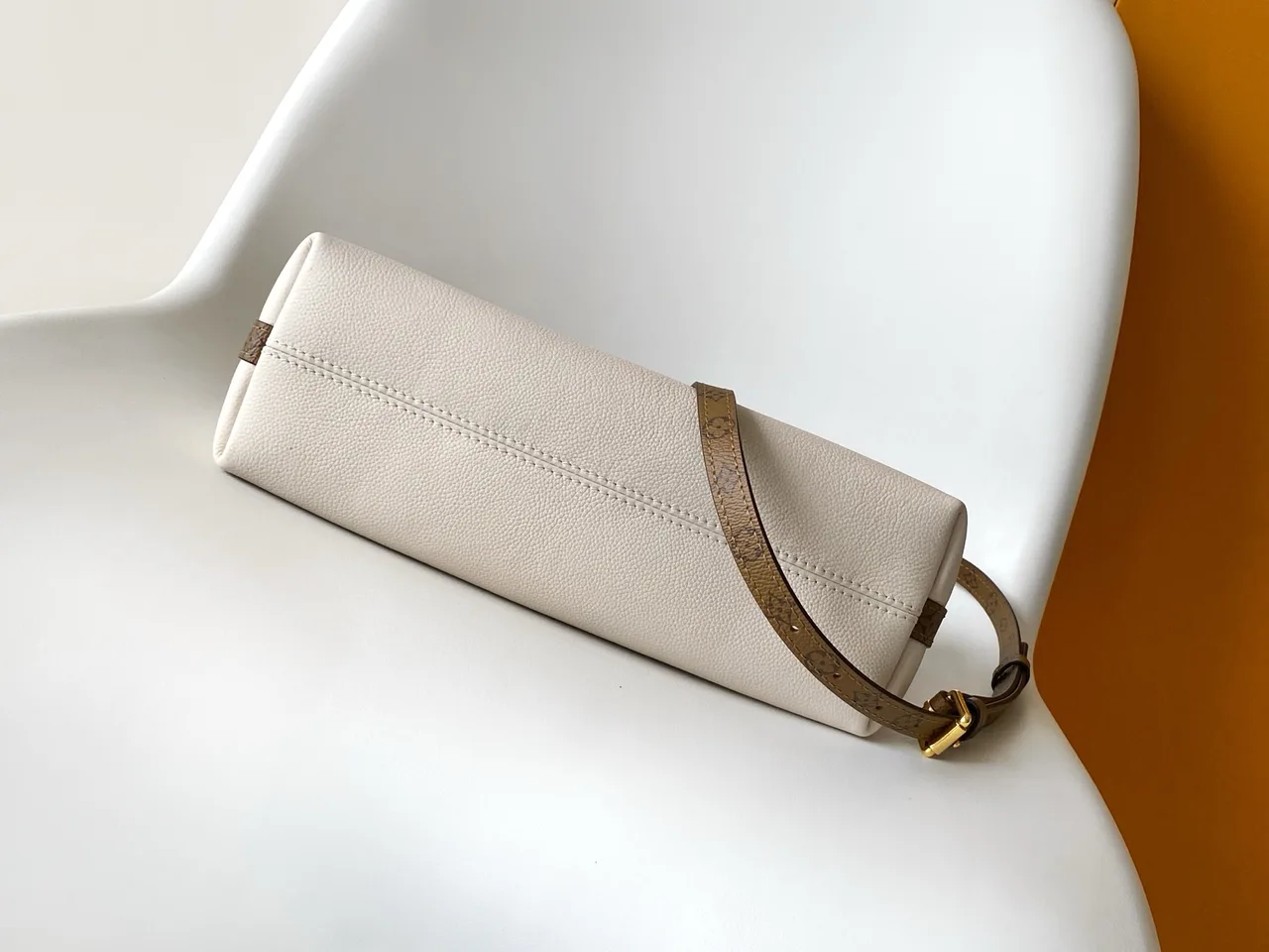 Louis Vuitton Cowhide Canvas Hobo Bag in White · view 4