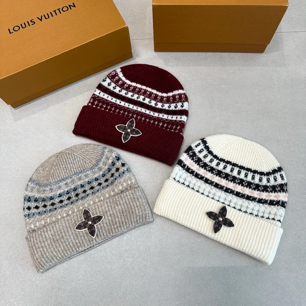 Louis Vuitton Hat scarf and gloves knit set in Grey & Burgundy & Cream · view 8