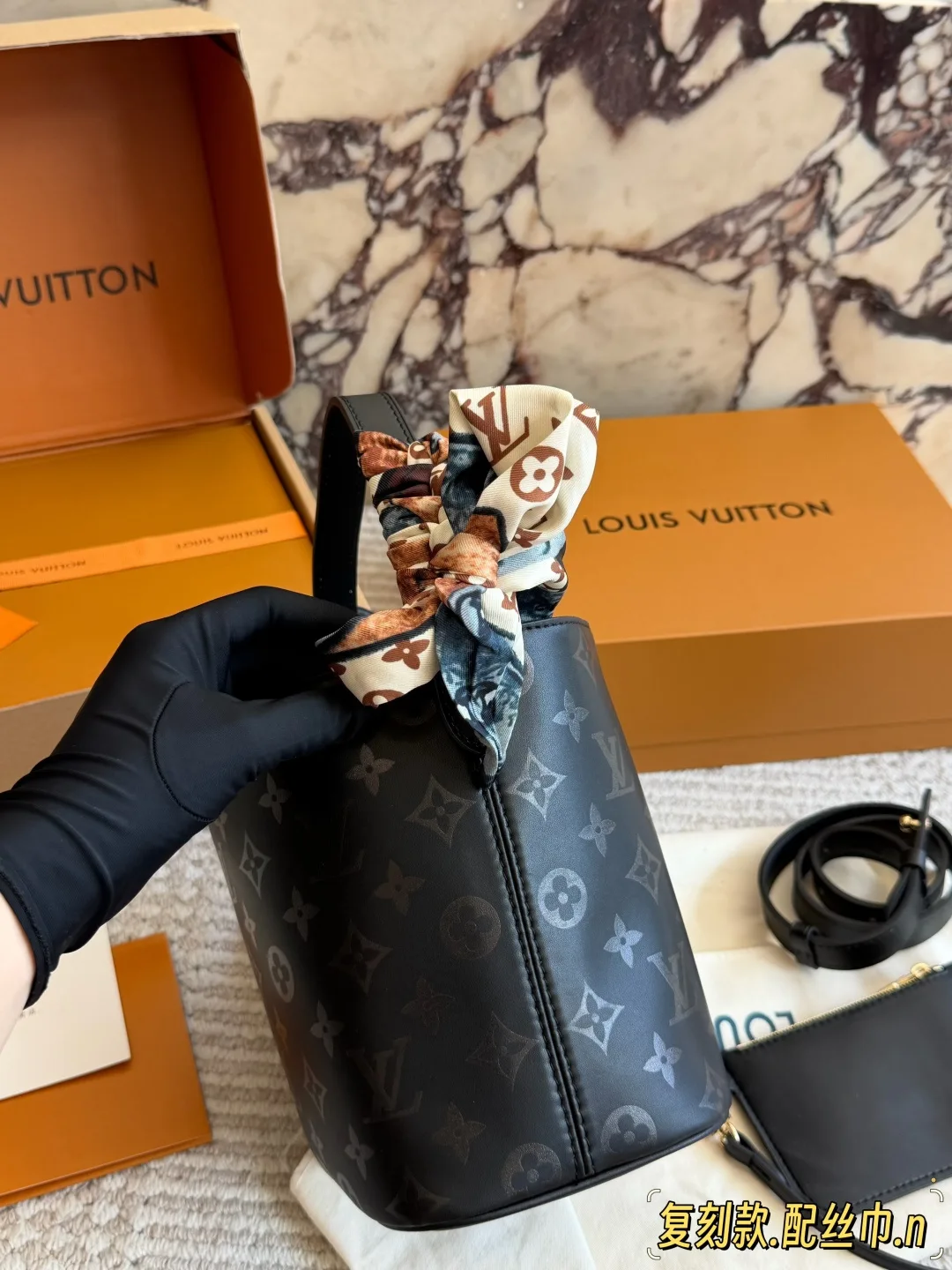 Louis Vuitton Monogram Glossy Bucket Bag in Black · view 5