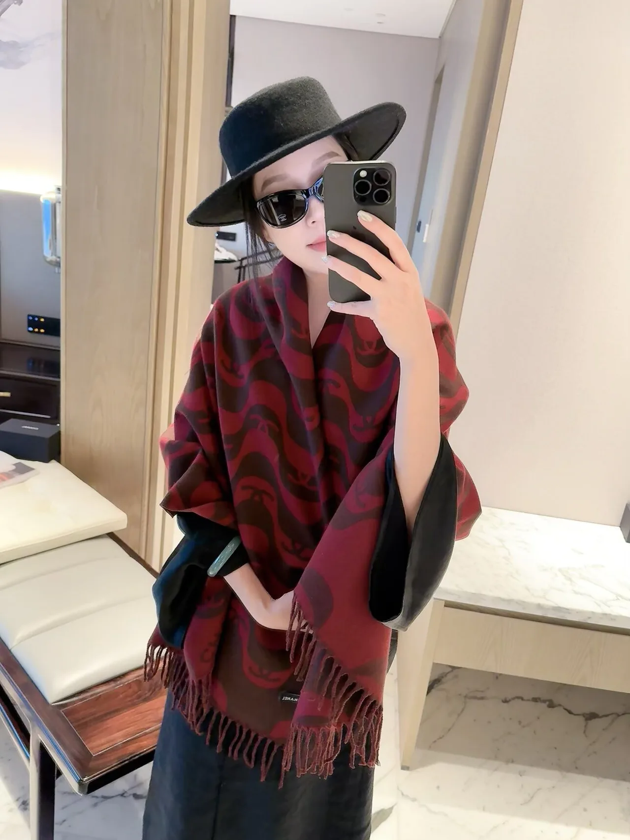 Chanel Wave CC fringed scarf in Beige & Burgundy · view 6