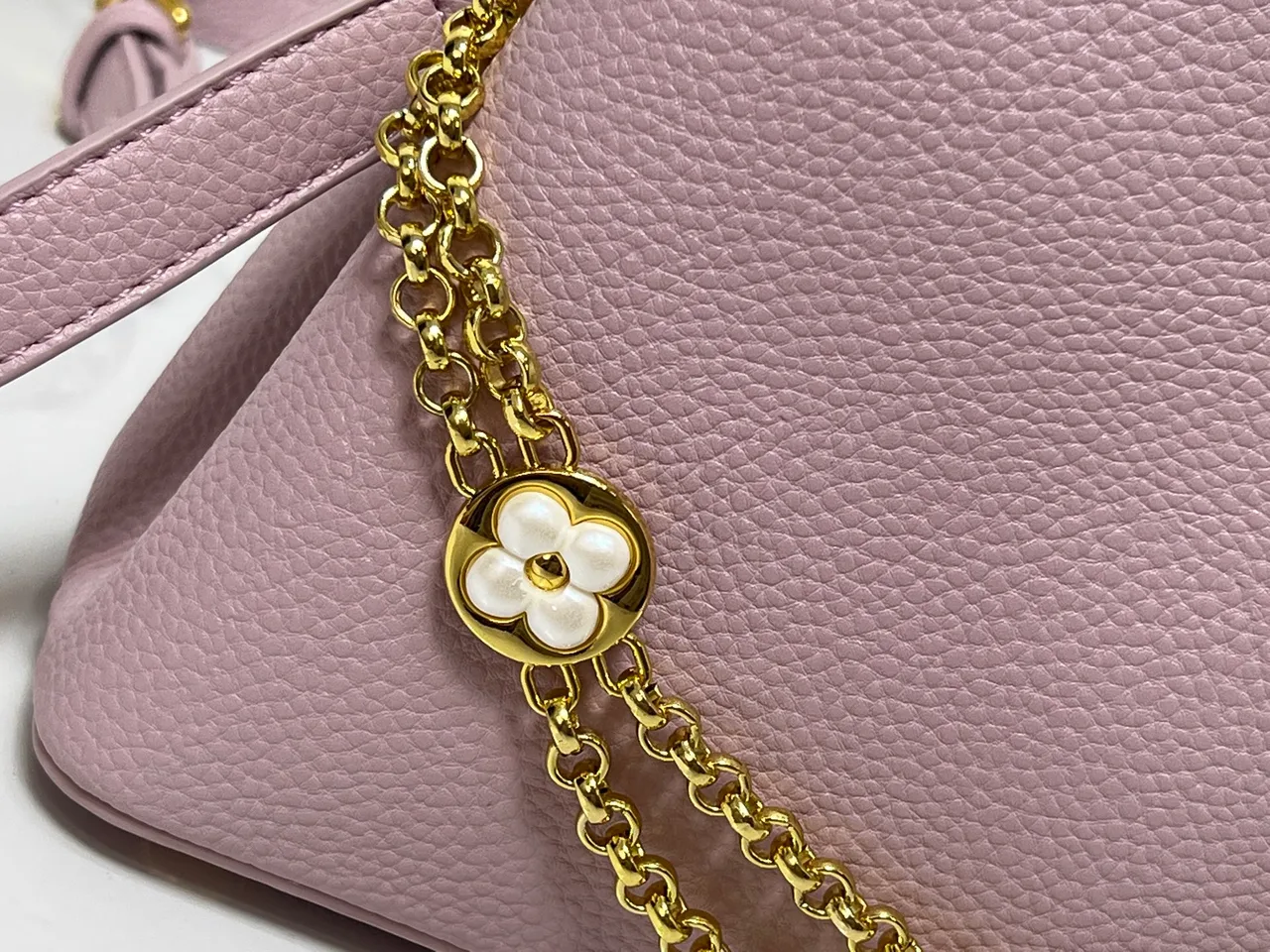 Louis Vuitton Cowhide Smooth Capucines Daydream Bag in Purple · view 5