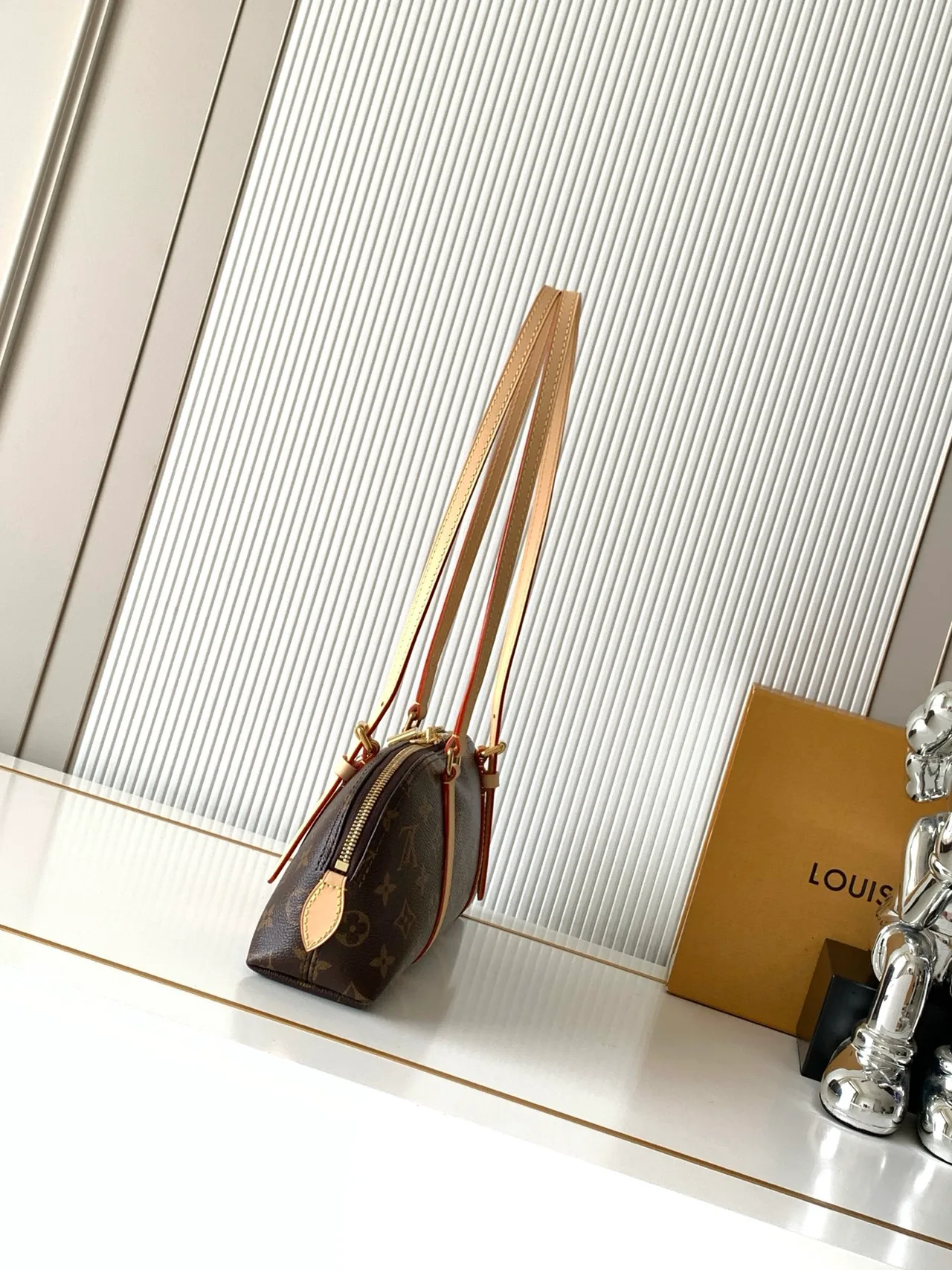 Louis Vuitton Monogram Handbag in Brown · view 3