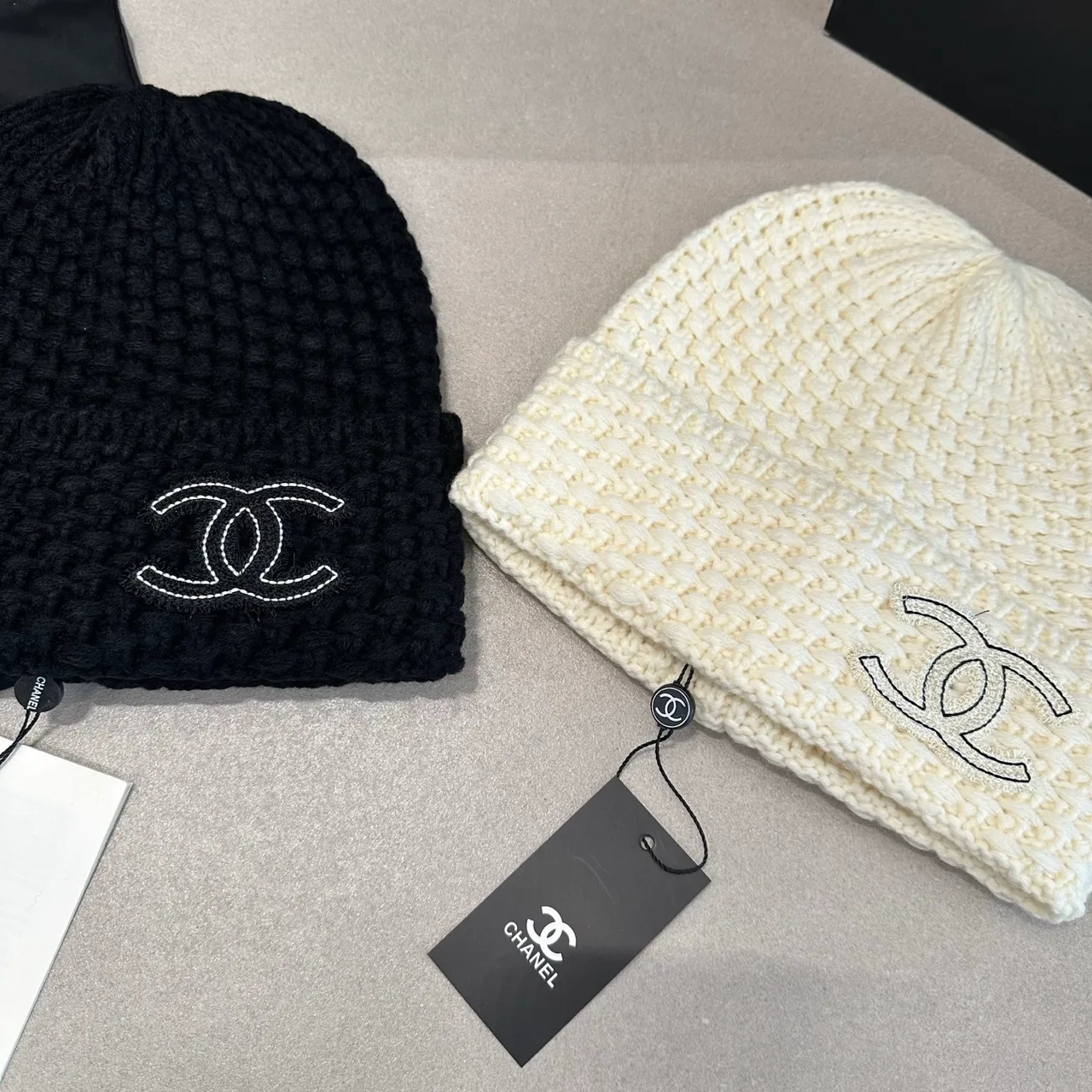Chanel CC Beanie in Black / Beige · view 4