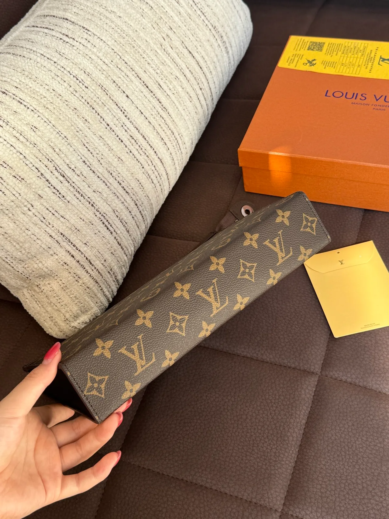 Louis Vuitton Clutch in Brown · view 5